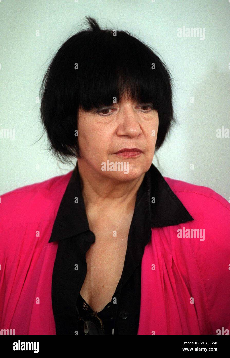 Bochnia, 07.09.1999. Ewa Demarczyk w nowej siedzibie teatru. Teatr Ewy Demarczyk opuœci³ Kraków i zainaugurowa³ swoj¹ dzia³alnoœæ w nowej siedzibie, w budynku po by³ym przedszkolu w Bochni. (mr) PAP/Jacek Bednarczyk     Bochnia, 07.09.1999. Ewa Demarczyk in the theatre's new headquater. On September, 7th 1999, Ewa Demarczyk’s Theatre left Cracow and started a new chapter in a new location - an old kindergarten building in Bochnia. (mr) PAP/Jacek Bednarczyk Stock Photo