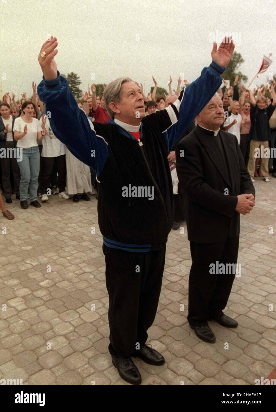 Warszawa, 26.09.1999. Na rowerze i w dresie prymas Polski kardyna³ Józef Glemp (L) przyby³ na niedzielne spotkanie z m³odymi uczestnikami rowerowej pielgrzymki w warszawskim Wilanowie. (mr) PAP/Radek Pietruszka     Warsaw, 26.09.1999. Primate of Poland, cardinal Jozef Glemp (L) in a tracksuit and on a bike met with young participants of a bicykle pilgrimage in Warsaw's Wilanow. (mr) PAP/Radek Pietruszka ***Event date unknown*** Stock Photo