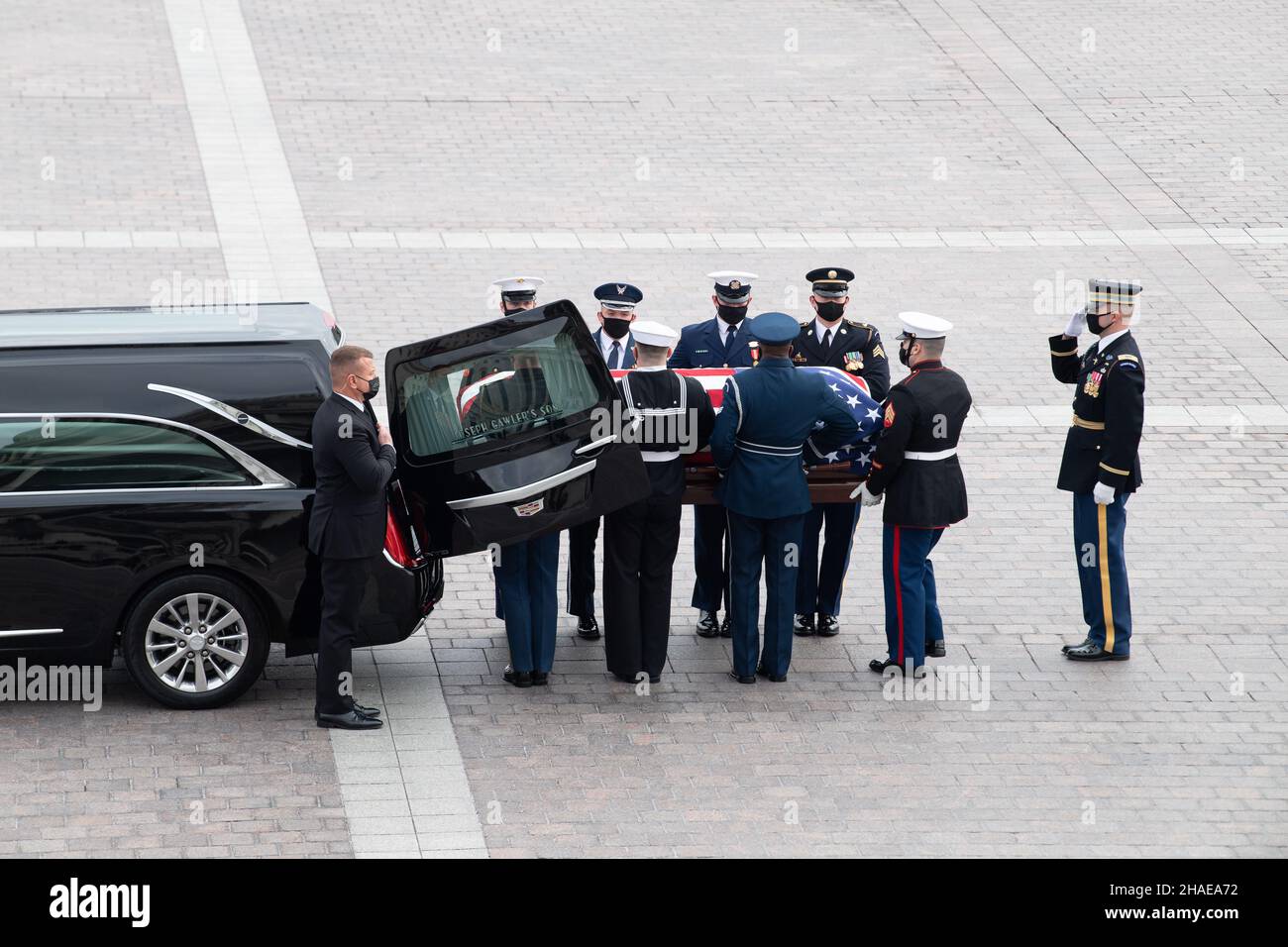 Washington, United States Of America. 10th Dec, 2021. Washington, United States of America. 10 December, 2021. An Armed Forces honor guard place the flag-draped casket of World War II veteran and former Senator Robert Dole into a hearse outside the U.S. Capitol, December 10, 2021 in Washington, DC Senator Dole died at age 98 following a lifetime of service to the nation. Credit: Sgt. Kevin M. Roy/U.S. Army/Alamy Live News Stock Photo