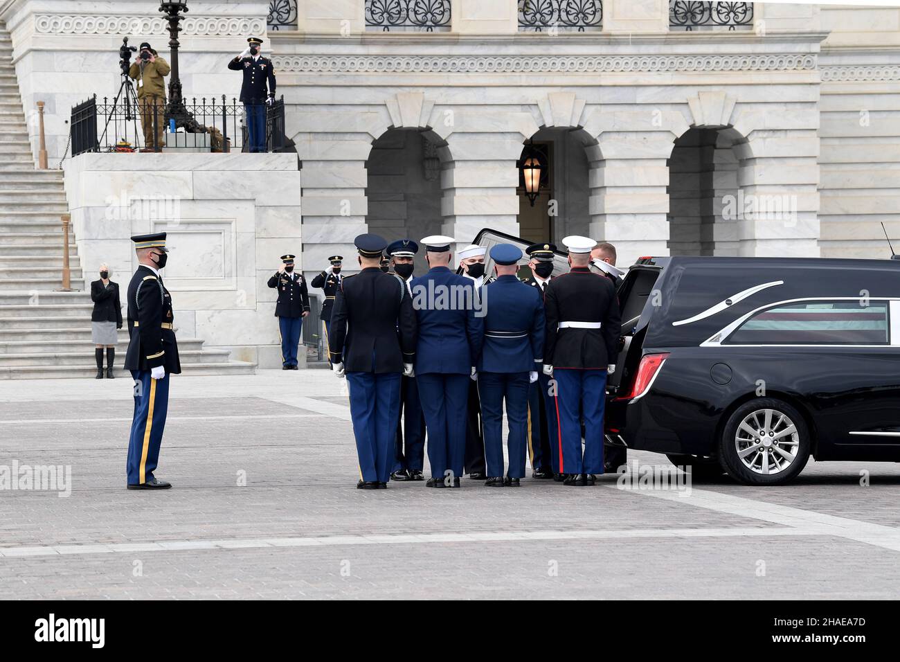 Washington, United States Of America. 10th Dec, 2021. Washington, United States of America. 10 December, 2021. An Armed Forces honor guard place the flag-draped casket of World War II veteran and former Senator Robert Dole into a hearse outside the U.S. Capitol, December 10, 2021 in Washington, DC Senator Dole died at age 98 following a lifetime of service to the nation. Credit: Leroy Council/U.S. Army/Alamy Live News Stock Photo