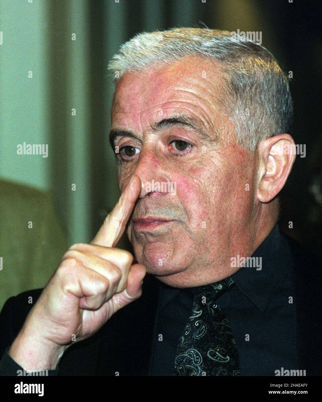 Warszawa, 22.11.1999. Jerzy Grzegorzewski, Dominika Osta³owska, Jerzy Trela oraz Rafa³ Królikowski zostali laureatami pierwszej edycji nagrody teatralnej Feliksy Warszawskie. Na zdjêciu: Zbigniew Zapasiewicz podczas uroczystoœci wrêczenia nagród. (mr) PAP/Radek Pietruszka     Warsaw, 22.11.1999. Jerzy Grzegorzewski, Dominika Ostalowska, Jerzy Trela oraz Rafal Krolikowski were awarded with Warsaw's Feliks Award, given for the first time to the best theatre actors and directors. Pictured: actor Zbigniew Zapasiewicz during the ceremony. (mr) PAP/Radek Pietruszka Stock Photo