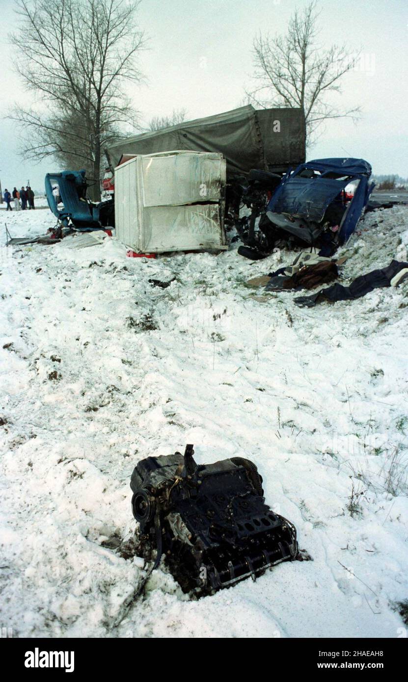 W³oc³awek, 22.11.1999. Dwie ofiary œmiertelne, trzy osoby ranne i piêæ ca³kowicie rozbitych lub uszkodzonych pojazdów, o bilans wypadku, do którego dosz³o na drodze krajowej nr 1, na odcinku pomiêdzy W³oc³awkiem i Toruniem. (kru) PAP/Wojtek Szabelski     Wloclawek, 22.11.1999. Two persons died and three were injured, in an accident near Wloclawek, Poland. Pictured: a car wrecks. (kru) PAP/Wojtek Szabelski Stock Photo