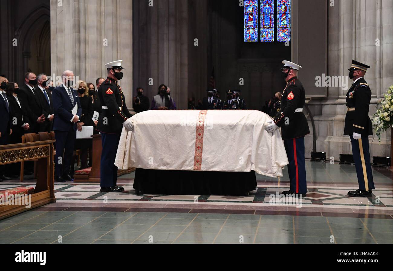Washington, United States Of America. 10th Dec, 2021. Washington, United States of America. 10 December, 2021. U.S. Armed Forces honor guard position the casket of former U.S. Senator Robert Dole, during funeral services at Washington National Cathedral, December 10, 2021 in Washington, DC Senator Dole died at age 98 following a lifetime of service to the nation. Credit: Joseph Lawson/U.S. Army/Alamy Live News Stock Photo