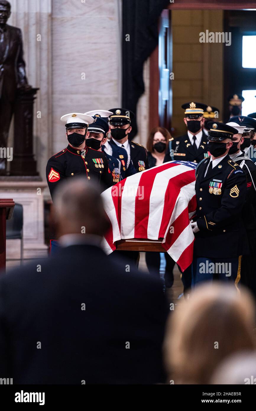 Washington, United States Of America. 09th Dec, 2021. Washington, United States of America. 09 December, 2021. A U.S. Armed Forces honor guard carry the flag-draped casket of World War II veteran and former Senator Robert Dole, into the Rotunda of the U.S. Capitol, December 9, 2021 in Washington, DC Senator Dole died at age 98 following a lifetime of service to the nation. Credit: Sgt. Zachery Perkins/U.S. Army/Alamy Live News Stock Photo