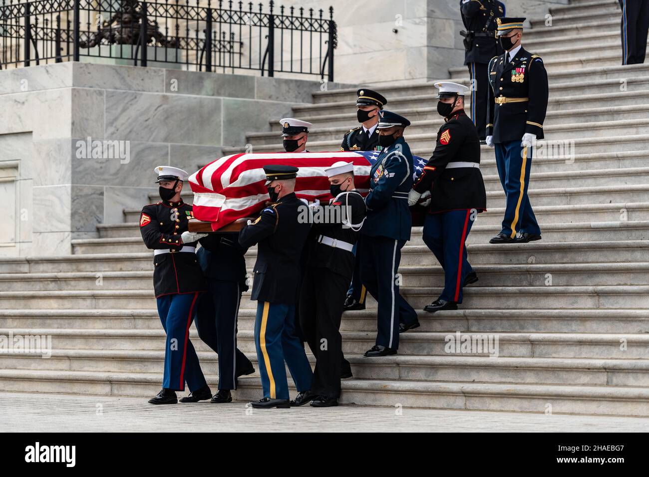 Washington, United States Of America. 10th Dec, 2021. Washington, United States of America. 10 December, 2021. An Armed Forces honor guard carry the remains of World War II veteran and former Senator Robert Dole down the steps of the U.S. Capitol, December 10, 2021 in Washington, DC Senator Dole died at age 98 following a lifetime of service to the nation. Credit: Sgt. Zachery Perkins/U.S. Army/Alamy Live News Stock Photo