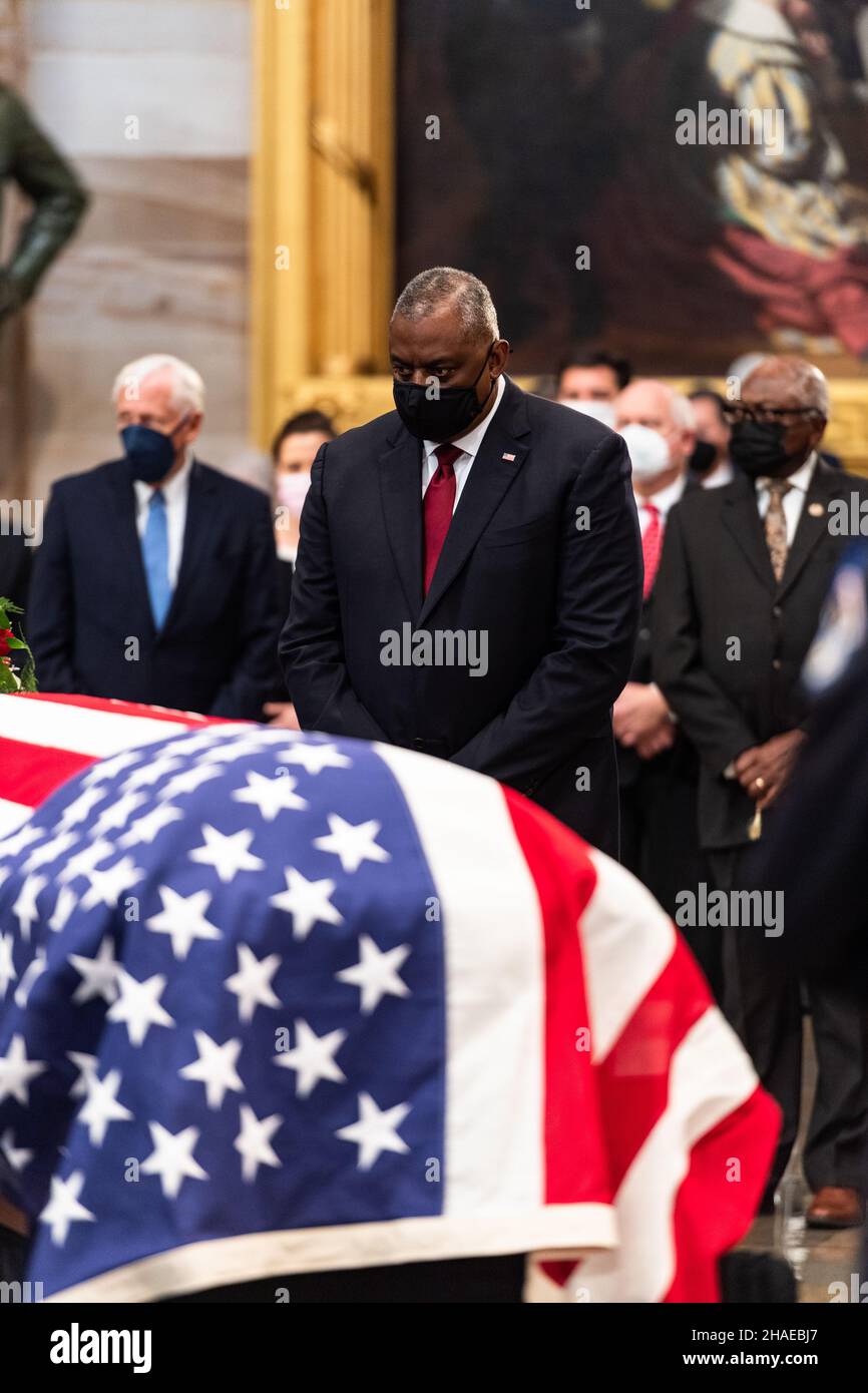 Washington, United States Of America. 09th Dec, 2021. Washington, United States of America. 09 December, 2021. U.S. Secretary of Defense Lloyd Austin pays his respects at the flag draped casket of World War II veteran and former Senator Robert Dole as it lies in state at the Rotunda of the U.S. Capitol, December 9, 2021 in Washington, DC Senator Dole died at age 98 following a lifetime of service to the nation. Credit: Spc. Zachery Perkins/U.S. Army/Alamy Live News Stock Photo