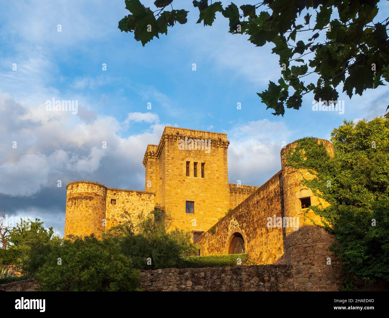 Exterior view of the towers and battlements of the medieval castle of Jarandilla de la Vera in Cáceres, Extremadura. Stock Photo