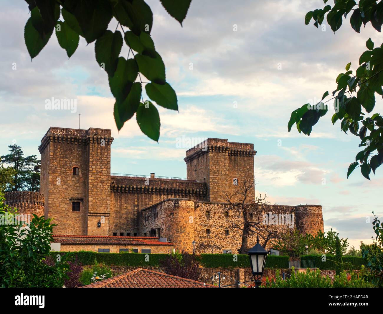 Exterior view of the towers and battlements of the medieval castle of Jarandilla de la Vera in Cáceres, Extremadura. Stock Photo