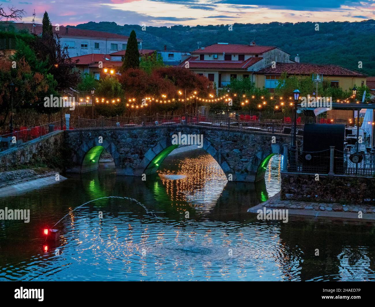 Night view of the illuminated medieval bridge of Jarandilla de la Vera in Cáceres, Extremadura. Stock Photo