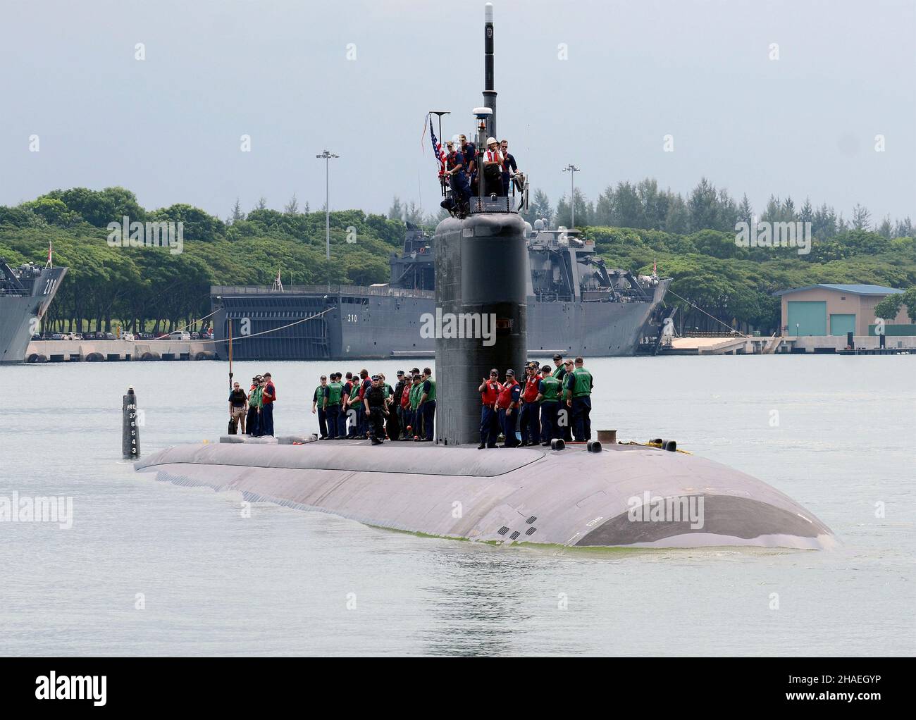 Credit: MC1 Jay Pugh/U.S. Navy/Alamy Live NewsChangi, Singapore. 16 July, 2013. The U.S. Navy Los Angeles-class fast-attack submarine USS Charlotte motors into Changi Naval Base for a port visit during exercise Cooperation Afloat Readiness and Training July 16, 2013 in Changi, Singapore. Stock Photo