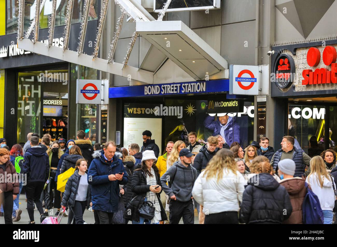 Oxford Street London, UK, 12th Dec 2021. View of the West End crowds. Shoppers and visitors to London crowd into busy Oxford Street today despite infection rates with the new omnicron covid variant in London, and the wider country, rising fast, and government considering the introduction of further measures to curb the trend. Stock Photo