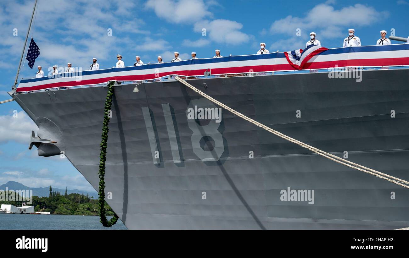 Pearl Harbor, United States. 08 December, 2021. U.S. Navy sailors man the rails during the commissioning ceremony for the newest guided-missile destroyer, USS Daniel Inouye at Joint Base Pearl Harbor-Hickam, December 8, 2021 in Honolulu, Hawaii. The warship honors former U.S. Senator and Medal of Honor recipient Daniel Inouye. Credit: MC2 Logan Keown/U.S. Navy/Alamy Live News Stock Photo