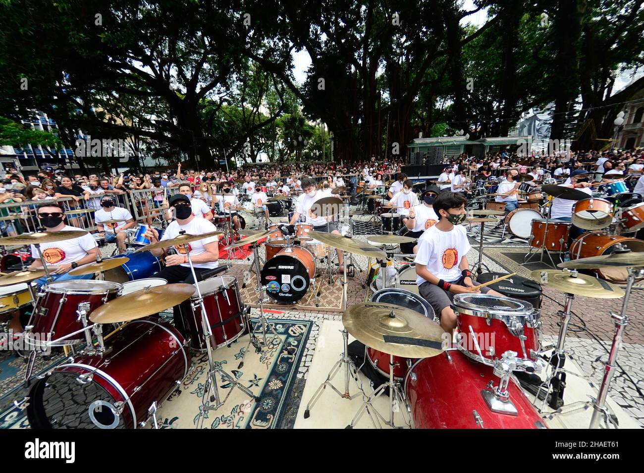 Florianópolis (SC), 12/12/2021 - Entretenimento / Orquestra de Baterias - Ocorre na tarde deste domingo (12) em frente a catedral metropolitana no cen Stock Photo