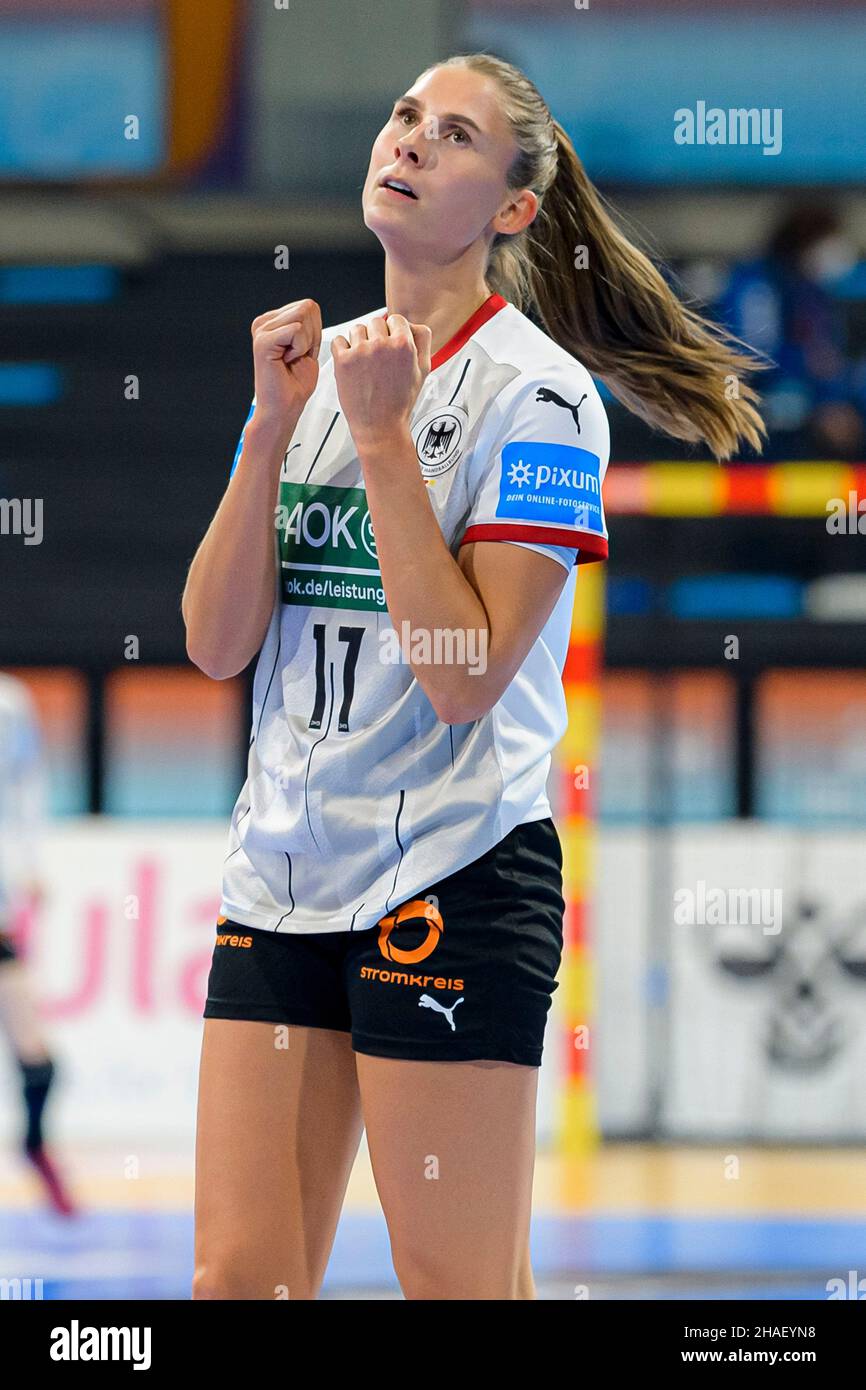 Granollers, Spain. 12th Dec, 2021. Handball, Women: World Cup, Denmark - Germany, Main Round, Group 3, Matchday 3. Alicia Stolle (Germany/Ferencvaros Budapest) reacts. Credit: Marco Wolf/wolf-sportfoto/dpa/Alamy Live News Stock Photo