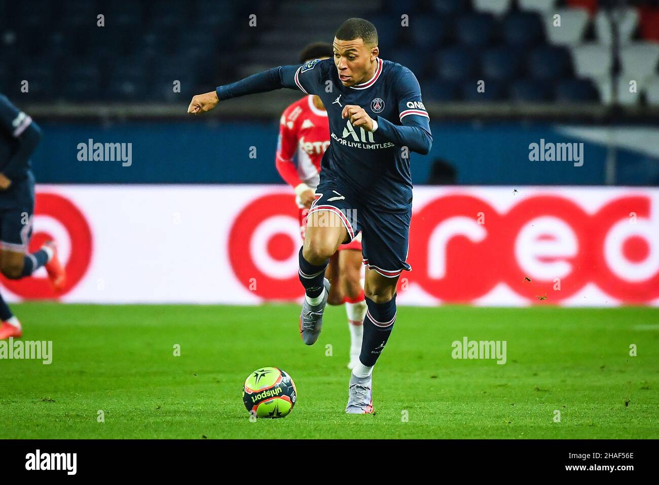 Paris Saint-Germain's new player Kylian Mbappe holds his jersey during his  official presentation on September 6, 2017 at the Parc des Princes stadium  in Paris, France - Photo Benjamin Cremel / DPPI