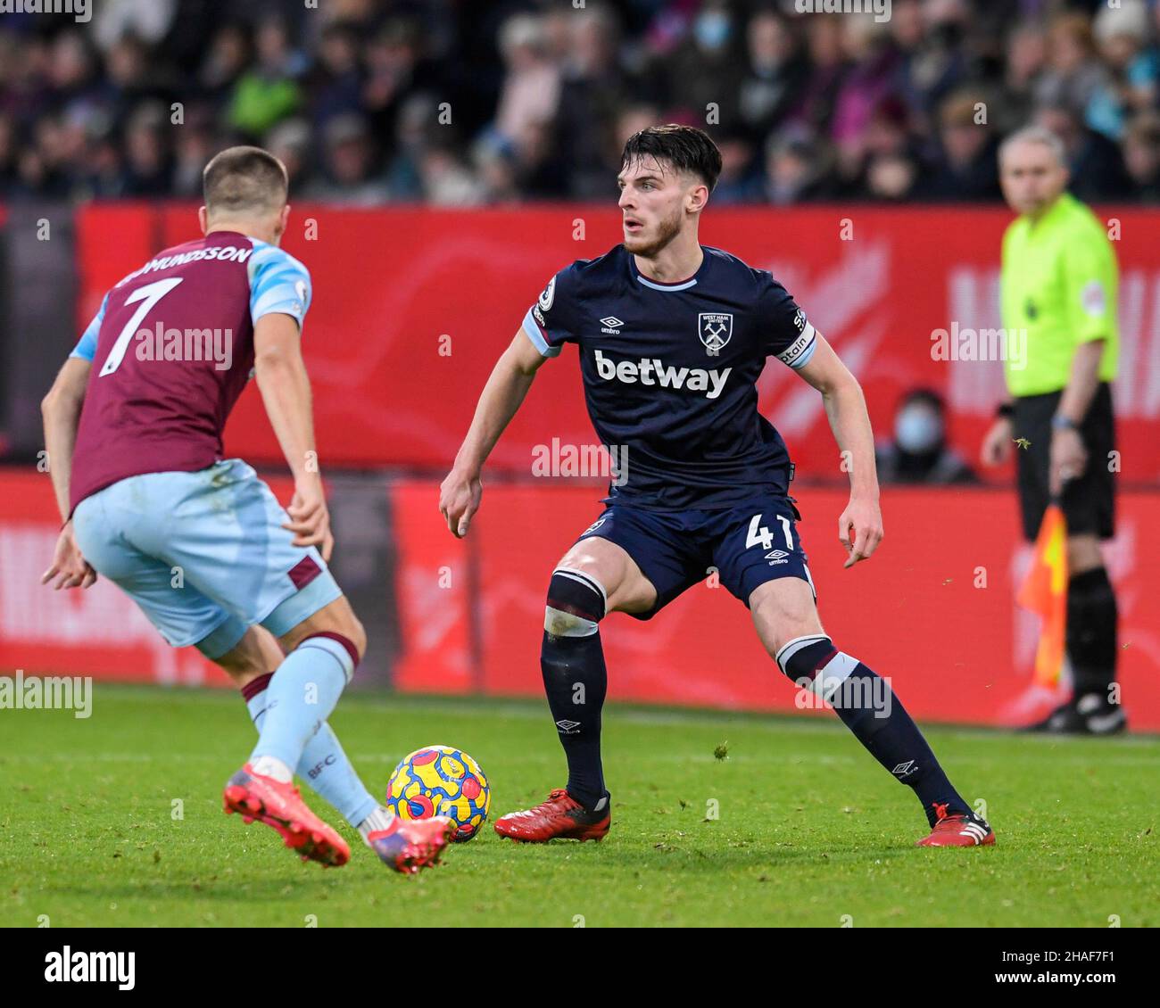 Burnley, UK. 12th Dec, 2021. Declan Rice #41 of West Ham United looks for a way past Johann Guomundsson #7 of Burnley in Burnley, United Kingdom on 12/12/2021. (Photo by Simon Whitehead/News Images/Sipa USA) Credit: Sipa USA/Alamy Live News Stock Photo