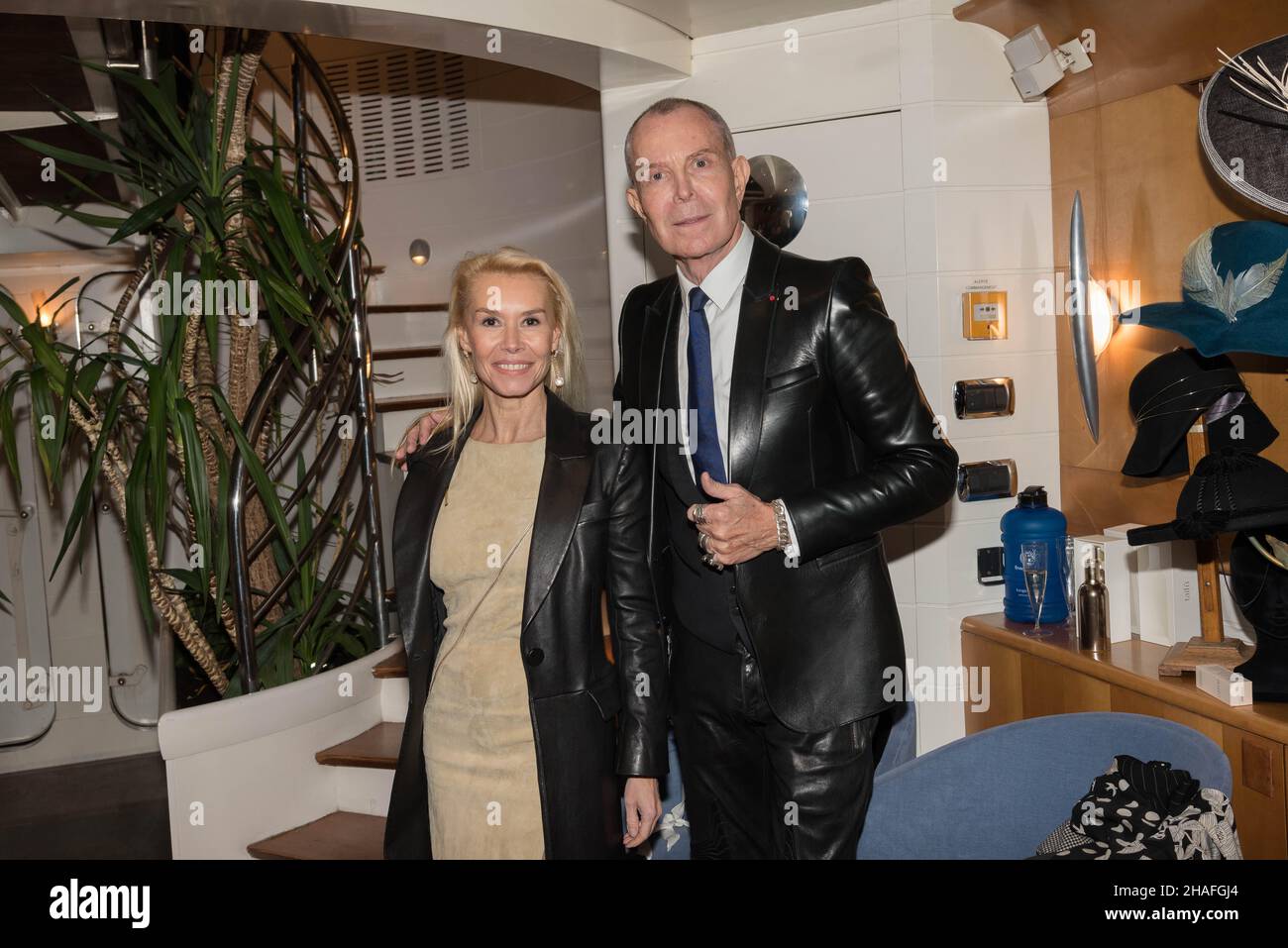 Jean-Claude Jitrois et Fiona Gélin réunis lors du gala au profit de l'association >, organisé par Jérémy Bellet, à bord du Yacht Joséphine Stock Photo