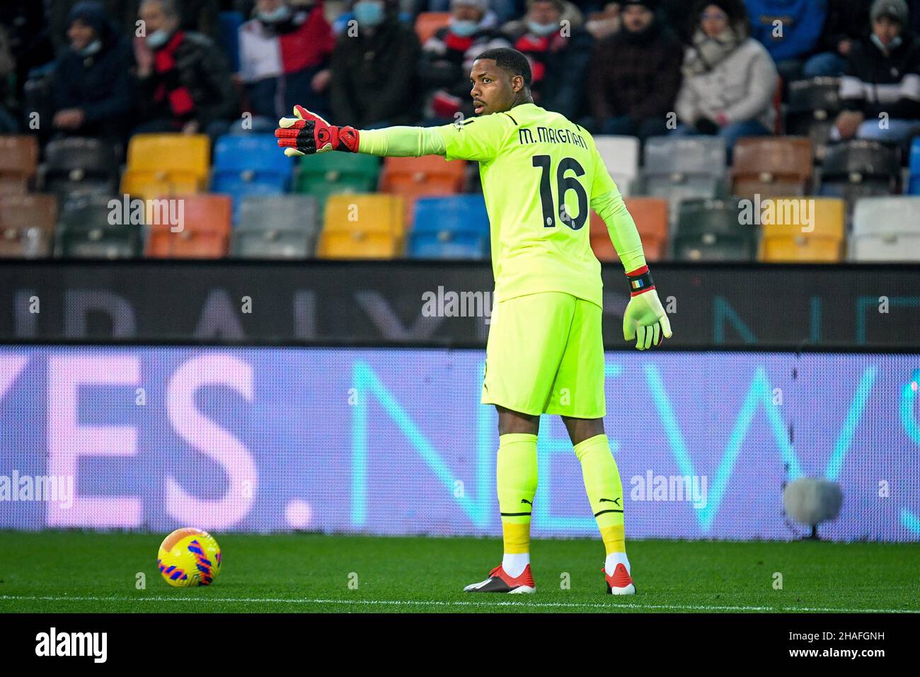 Udine, Italy. 11th Dec, 2021. Milan's Mike Maignan gestures during Udinese  Calcio vs AC Milan, italian soccer Serie A match in Udine, Italy, December  11 2021 Credit: Independent Photo Agency/Alamy Live News