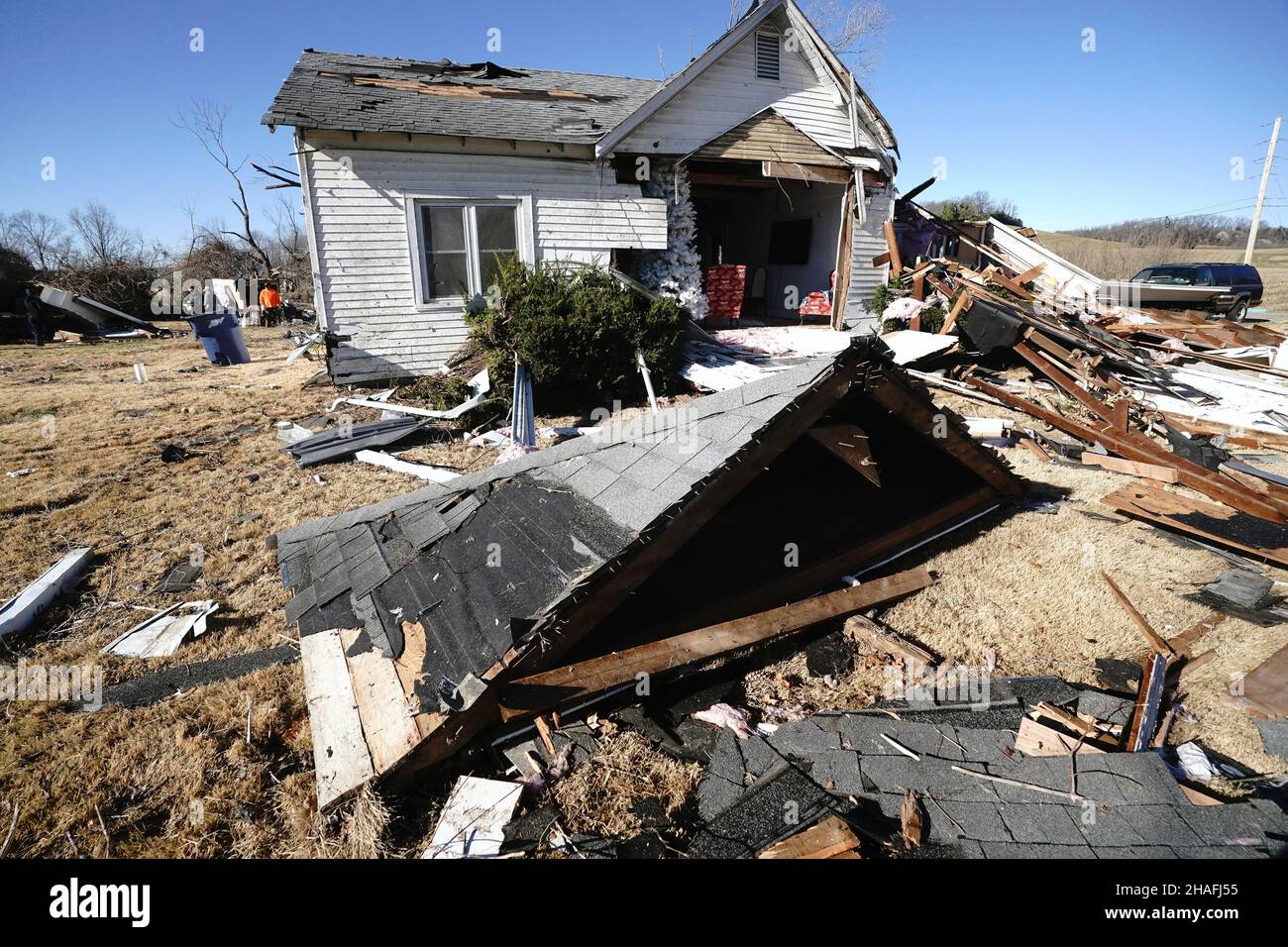 Defiance, United States. 12th Dec, 2021. Part of a roof lays in front