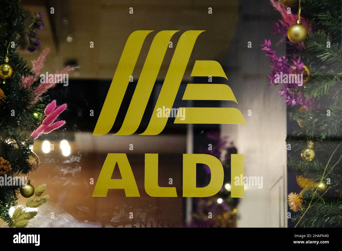 Aldi champagne hires stock photography and images Alamy