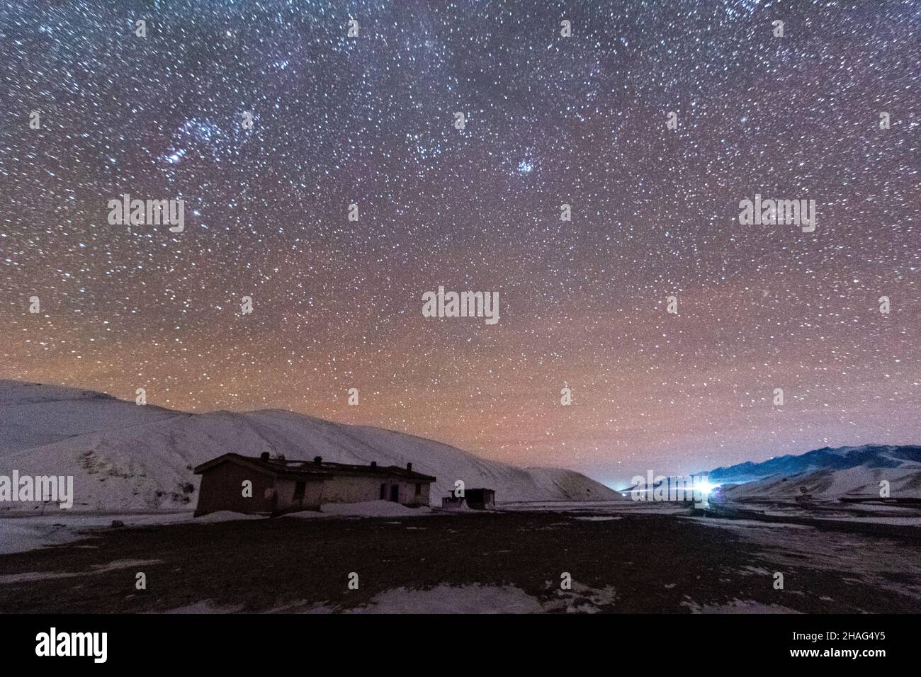 BAZHOU, CHINA - DECEMBER 12, 2021 - A Geminid meteor shower streaks across the night sky on the early morning of December 12, 2021, in Bazhou, Xinjian Stock Photo