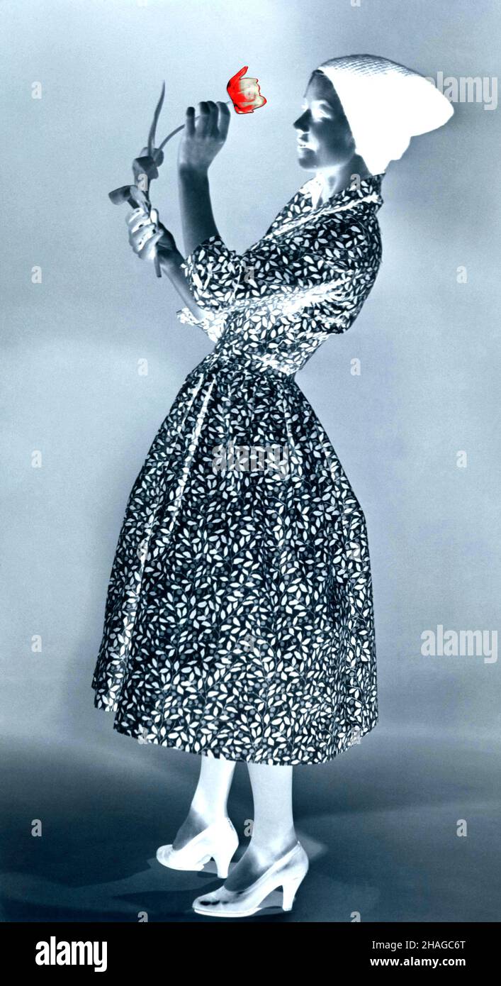 Flower Girl - Retro Vintage Erik Holmén photograph with a touch of colour  Stock Photo - Alamy, image size:707x1390