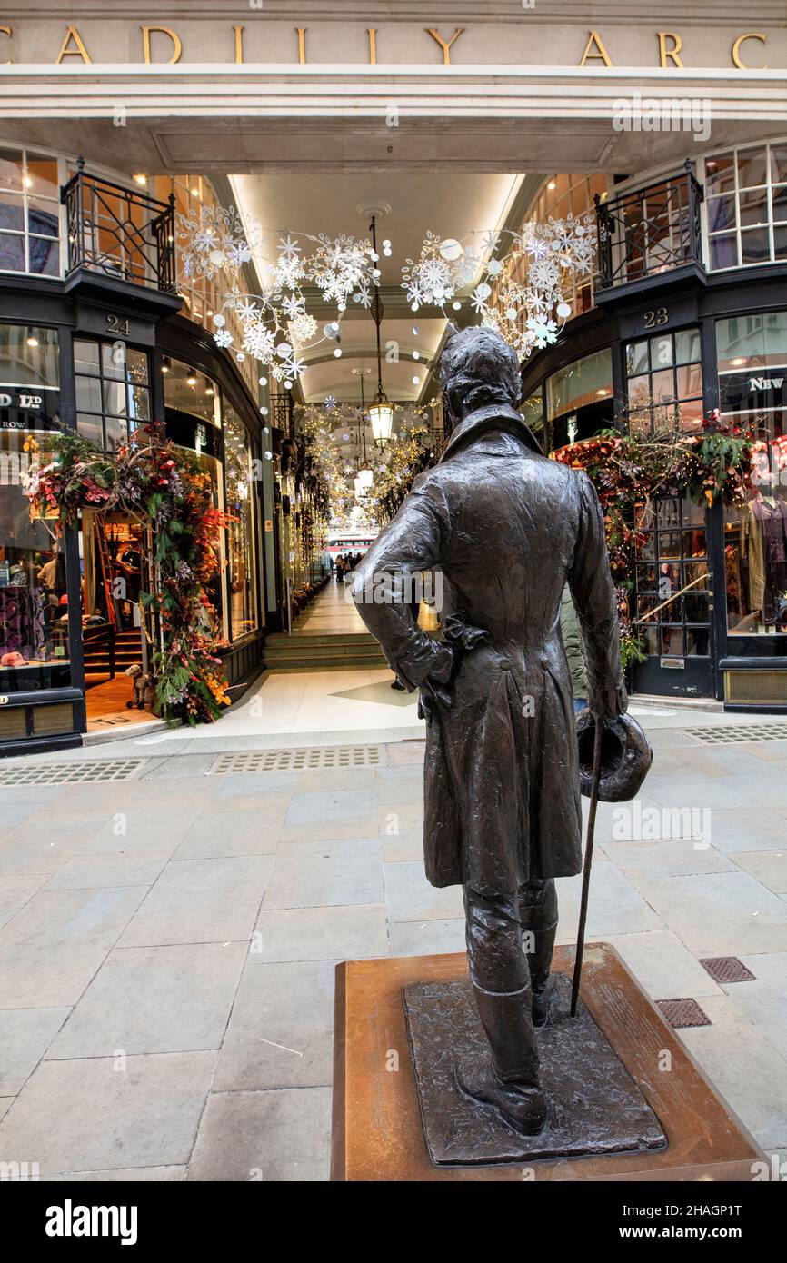 2002 Statue of George 'Beau' Brummell, the famous dandy, by Irina Sedlecka in Jermyn St, London, at Christmas Stock Photo
