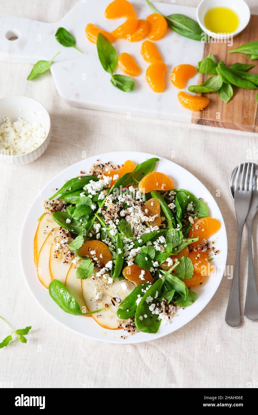 Spinach and quinoa salad with pears, oranges and ricotta. Healthy Meal