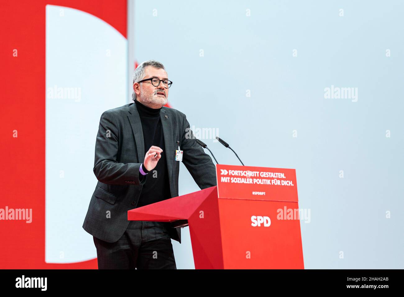 Dietmar Nietan, treasurer of the SPD, recorded as part of the SPD federal party conference in Berlin, December 11, 2021. At this party congress three days after the new federal government was sworn in, the SPD is looking for a new federal chairman to replace the outgoing chairman Norbert Walter-Borjans in office. Copyright: Florian Gaertner/photothek.de Stock Photo