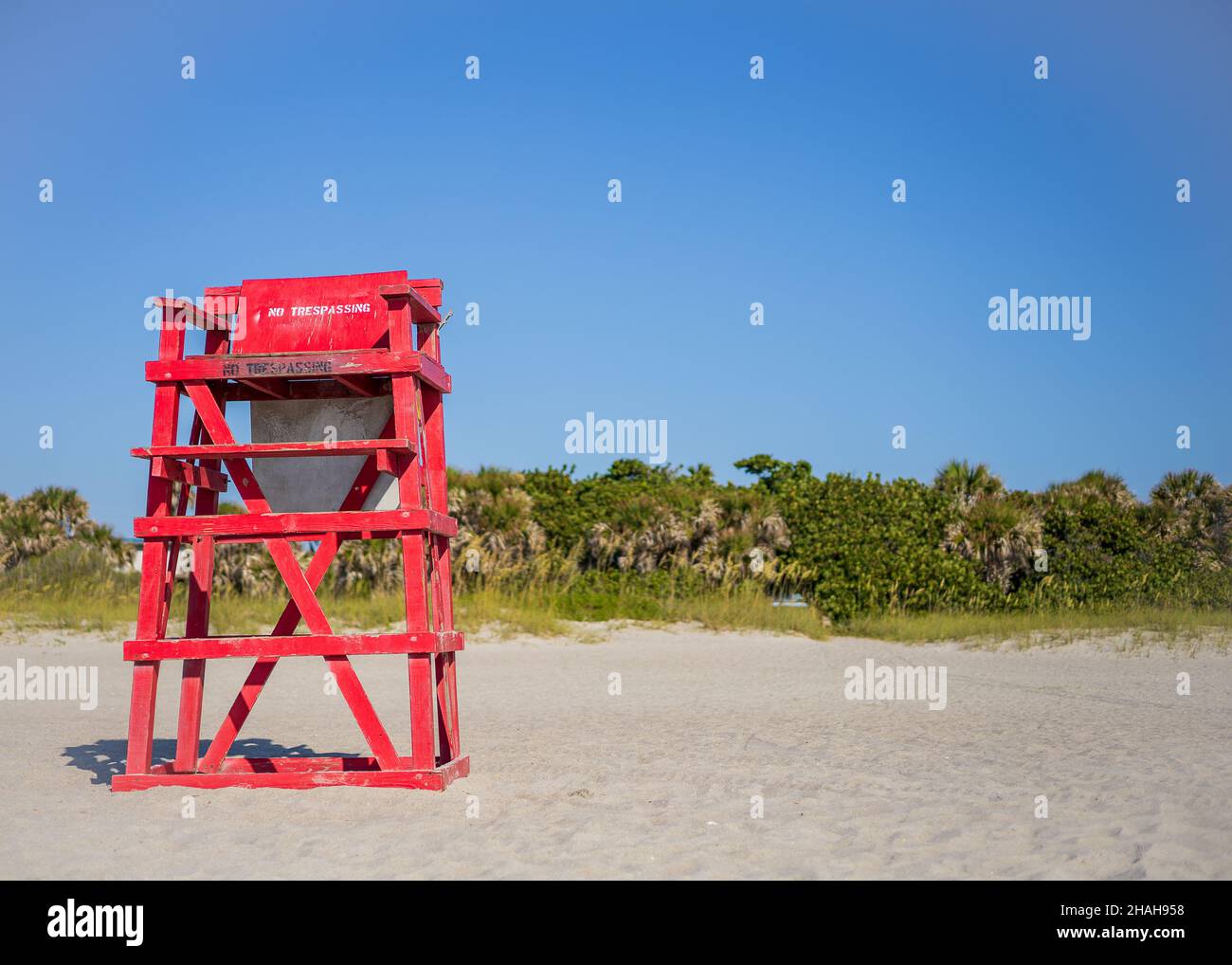 Red lifeguard rescue tower on the beach Stock Photo - Alamy