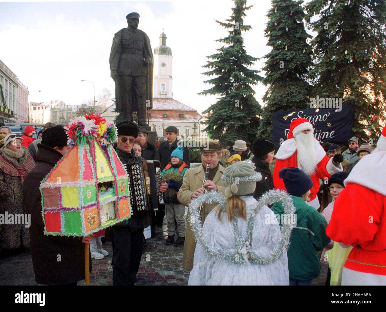 Bia³ystok, 19.12.1999. "Siano Wigilijne" to spotkania bia³ostoczan pod pomnikiem Marsza³ka Józefa Pi³sudskiego, gdzie wzajemnie sk³adane s¹ ¿yczenia œwi¹teczne, œpiewane kolêdy z udzia³em m.in.zespo³u folklorystycznego "Koplanianki". Na ustawionych saniach mo¿na by³o zaopatrzyæ siê w siano na wigilijny stó³. (mr) PAP/Zdzis³aw Lenkiewicz     Bialystok, 19.12.1999. 'Christmas Hay' meeting in Bialystok. Citizens meet to exchange greetings, they sing carols. (mr) PAP/Zdzislaw Lenkiewicz Stock Photo