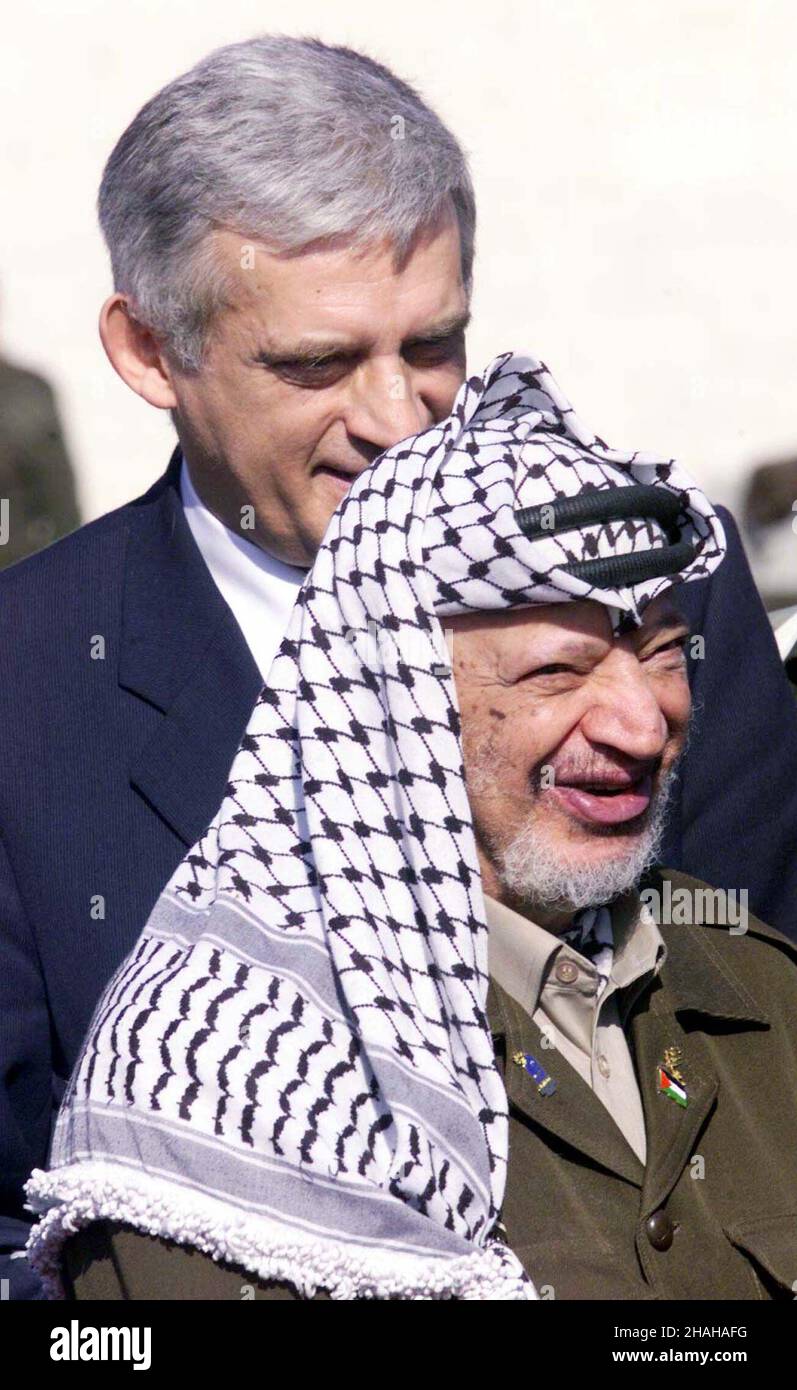 Ramallah, Autonomia Palestyñska, 09.12.1999. Przewodnicz¹cy Autonomii Palestyñskiej Jaser Arafat (front) i premier Polski Jerzy Buzek (ty³) podczas powitania w Ramallah. (mr) PAP/Roman Koszowski     Ramallah, Palestine Autonomy, 09.12.1999. Palestinian leader Yasser Arafat (front) and Polish PM Jerzy Buzek (back) during the official welcome ceremony in Ramallah. (mr) PAP/Roman Koszowski Stock Photo