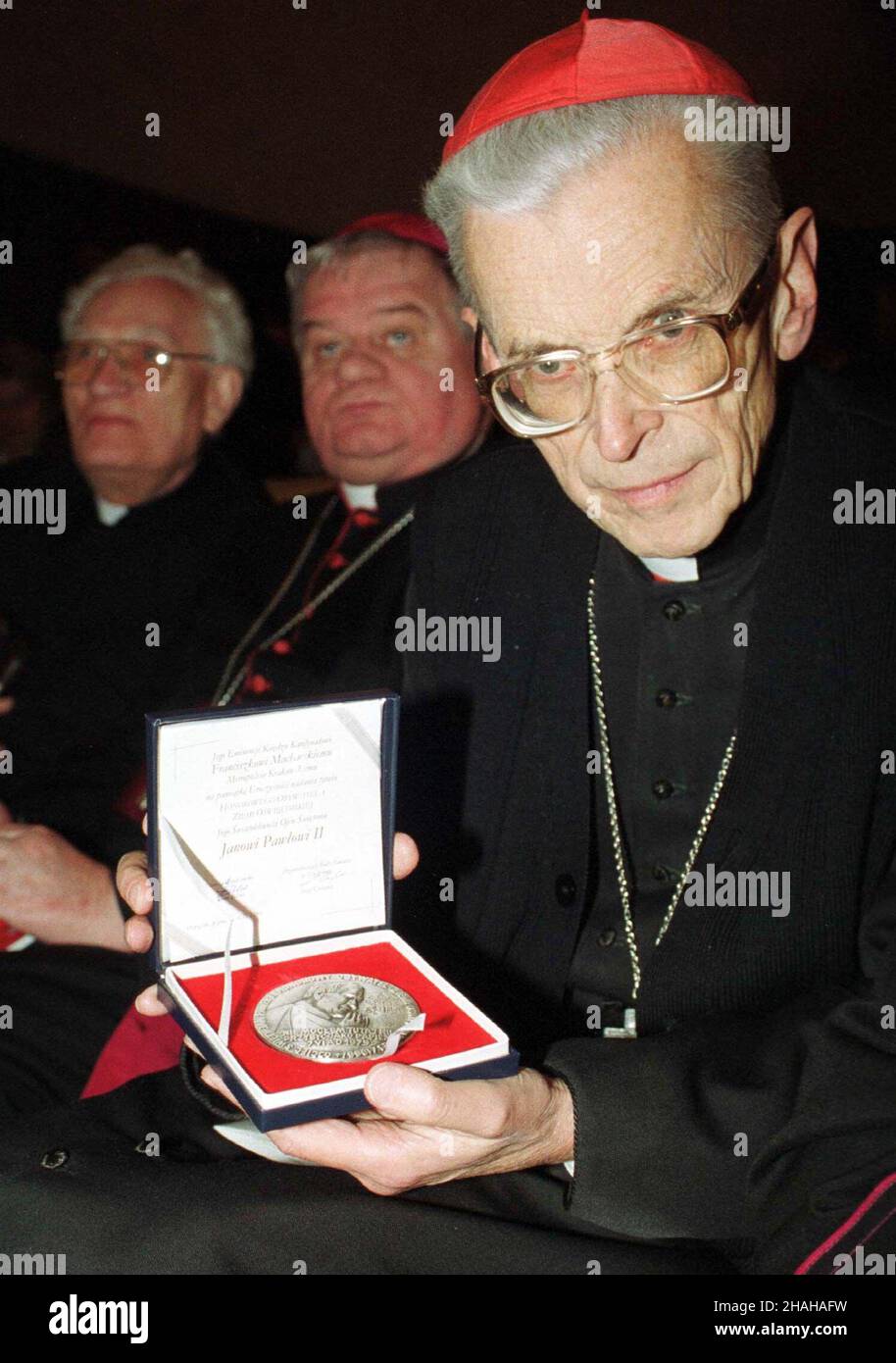 Oœwiêcim, 08.12.1999. Papie¿ Jan Pawe³ II zosta³ Honorowym Obywatelem Ziemi Oœwiêcimskiej. N/z: Kard. Franciszek Macharski ze specjalnie wybitym z tej okazji medalem. (mr) PAP/Jacek Bednarczyk     Oswiecim, 08.12.1999. Pope John Paul II was honoured with a title of Honorary Citizen of Oswiecim. On the picture: cardinal Franciszek Macharski with specialy minted for this ocassion medal. (mr) PAP/Jacek Bednarczyk Stock Photo