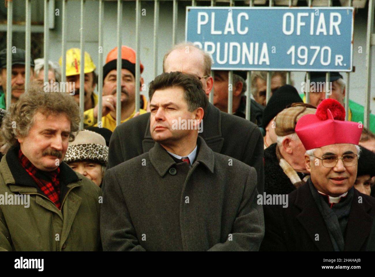 Szczecin, 17.12.1999. 29. rocznica Szczeciñskiego Grudnia 1970. N/z Marian Krzaklewski (C) i Longin Komo³owski (L). (mr) PAP/Jerzy Undro     Szczecin, 17.12.1999. 29th anniversary of Polish 1970 protests. Pictured: Marian Krzaklewski (C) and Longin Komolowski (L). (mr) PAP/Jerzy Undro Stock Photo