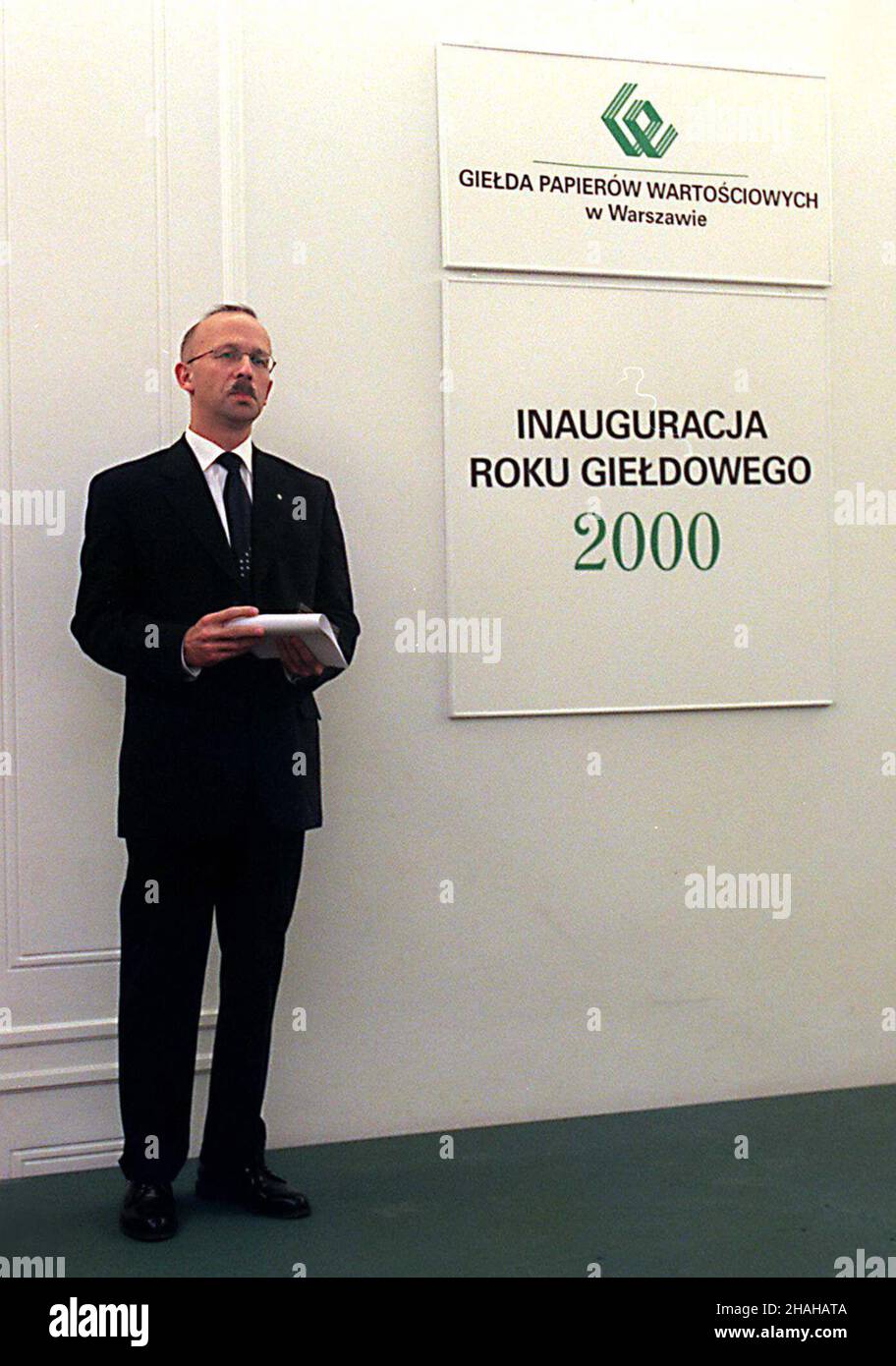 Warszawa, 13.01.2000. Inauguracja Roku Gie³dowego 2000 w Warszawie. N/z: Prezes zarz¹du Gie³dy Papierów Wartoœciowych Wies³aw Roz³ucki. (kru) PAP/Tomasz Gzell      Warsaw, 13.01.2000. Inauguration of the Year 2000 in the Warsaw Stock Exchange. Pictured: Wieslaw Rozlucki, Warsaw Stock Exchange President.  (kru) PAP/Tomasz Gzell Stock Photo
