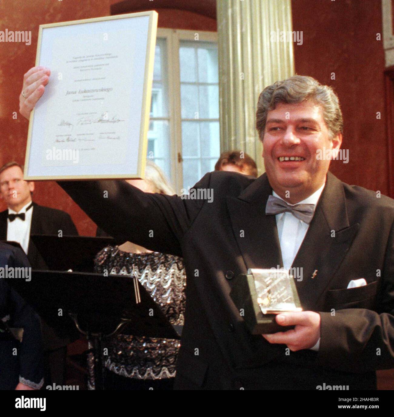 Poznañ, 30.03.2000. W Pa³acu Dzia³yñskich wrêczono nagrodê im. Jerzego Kurczewskiego - Janowi £ukaszewskiemu (na zdjêciu), dyrygentowi Chóru Kameralnego Schola Cantorum Gedanensis. (mr) PAP/Remigiusz Sikora     Poznan, 30.03.2000. Jan Lukaszewski, conductor of the Schola Cantorum Gedanensis, awarded with a Jerzy Kurczewski award. (mr) PAP/Remigiusz Sikora Stock Photo