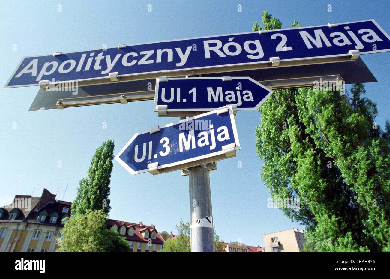 Elbl¹g, 03.05.2000. Elbl¹g jest jedynym w Polsce miastem, w którym krzy¿uj¹ siê ulice 1-go i 3-go Maja. Miejsce ich przeciêcia posiada tak¿e swoj¹ nazwê - Apolityczny Róg 2 Maja. (mr) PAP/Stefan Kraszewski     Elblag, 03.05.2000. Elblad in the only city in Poland, where crosses Streets of 1st and 3rd May. The crossing also has its name - An Apolitical Corner of 2nd May. (mr) PAP/Stefan Kraszewski Stock Photo