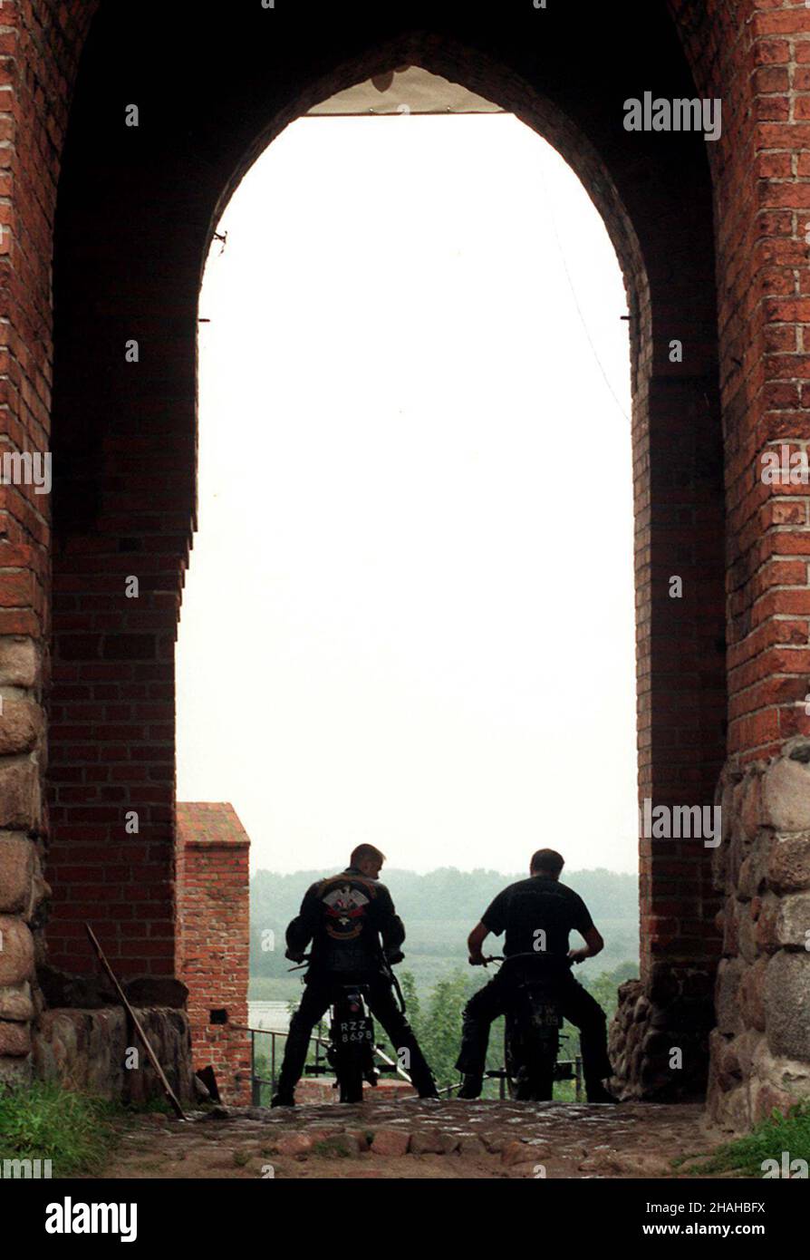 Czersk k.Warszawy, 23.07.2000. Zakoñczenie II Ogólnopolskiego Zlotu Motocykli "Sokó³" i Pojazdów Zabytkowych, na terenie zamku ksi¹¿¹t mazowieckich w Czersku. (kru) PAP/Tomasz Gzell      Czersk near Warsaw, 23.07.2000. Rally of 'Sokols' (Falcon) and other historic vehicles, in the ruins of the castle of Mazowiecki Dukes in Czersk.   (kru) PAP/Tomasz Gzell Stock Photo