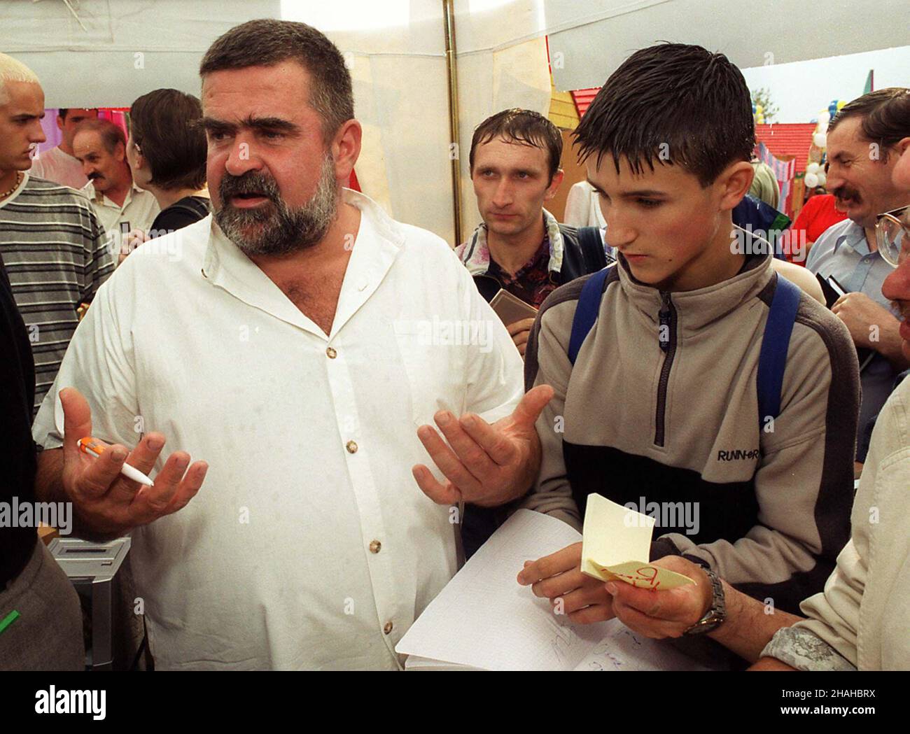 Warszawa, 02.09.2000. Dzieñ Otwary w siedzibie Telewizji Polskiej w Warszawie. N/z aktor i satyryk Janusz Rewiñski (L). PAP/Tomasz Gzell     Warsaw, 02.09.2000. Open day in Polish Television, in Warsaw. Pictured: actor Janusz Rewinski (L). (kru) PAP/Tomasz Gzell Stock Photo