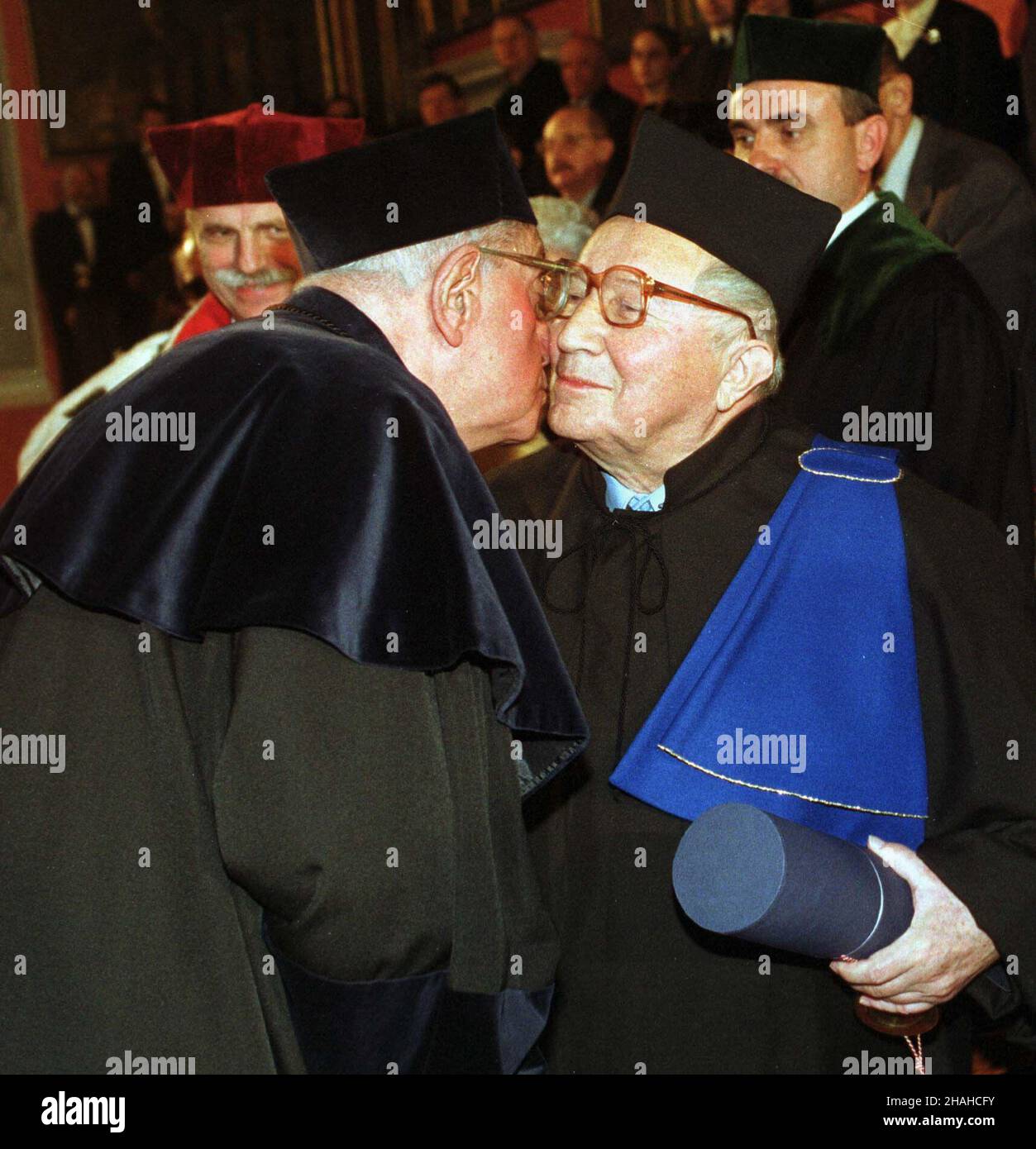Kraków, 09.11.2000. Profesor Henryk Markiewic (L) gratuluje poecie Tadeuszowi Ró¿ewiczowi (P), który zosta³ doktorem honoris causa Uniwersytetu Jagielloñskiego. (mr) PAP/Jacek Bednarczyk     Cracow, 09.11.2000. Professor Henryk Markiewicz (L) congratulates Polish poet Tadeusz Rozewicz (R) who received honorary degree of Jagiellonian University. (mr) PAP/Jacek Bednarczyk Stock Photo
