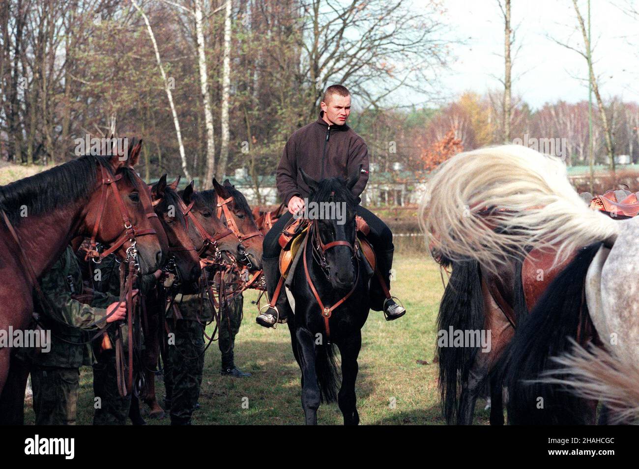 Weso³a k. Warszawy, 08.11.2000. ¯o³nierze ze Szwadronu Jazdy Rzeczpospolitej Polskiej æwicz¹ na hipodromie w Starej Mi³osnej (Weso³a k. Warszawy) przed uroczystoœciami zwi¹zanymi ze Œwiêtem 11 Listopada.  (kru) PAP/Przemek Wierzchowski       Wesola, 08.11.2000. Light cavalry soldiers from Battalion of the Polish Army trains before National Independence Day, in Wesola near Warsaw.   (kru) PAP/Przemek Wierzchowski        (kru) PAP/Przemek Wierzchowski Stock Photo