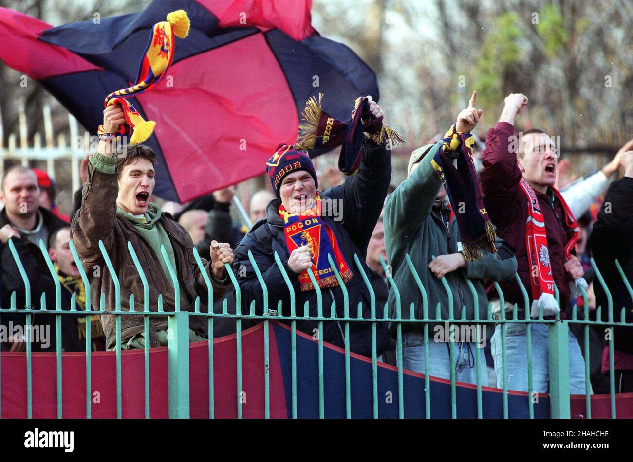 Warszawa, 12.11.2000. Kibice podczas meczu Pogoni Szczecin z  Hoopem Polonia Warszawa. (kru) Przemek Wierzchowski       Warsaw, 12.11.2000. Football. Pogon Szczecin vs. Hoop Polonia Warszawa, in Warsaw. Pictured: Pogon' fans.  (kru) PAP/Przemek Wierzchowski Stock Photo