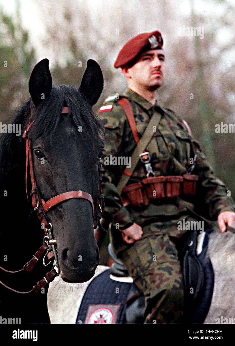 Weso³a k. Warszawy, 08.11.2000. ¯o³nierze ze Szwadronu Jazdy Rzeczpospolitej Polskiej æwicz¹ na hipodromie w Starej Mi³osnej (Weso³a k. Warszawy) przed uroczystoœciami zwi¹zanymi ze Œwiêtem 11 Listopada.  (kru) PAP/Przemek Wierzchowski       Wesola, 08.11.2000. Light cavalry soldiers from Battalion of the Polish Army trains before National Independence Day, in Wesola near Warsaw.   (kru) PAP/Przemek Wierzchowski        (kru) PAP/Przemek Wierzchowski Stock Photo