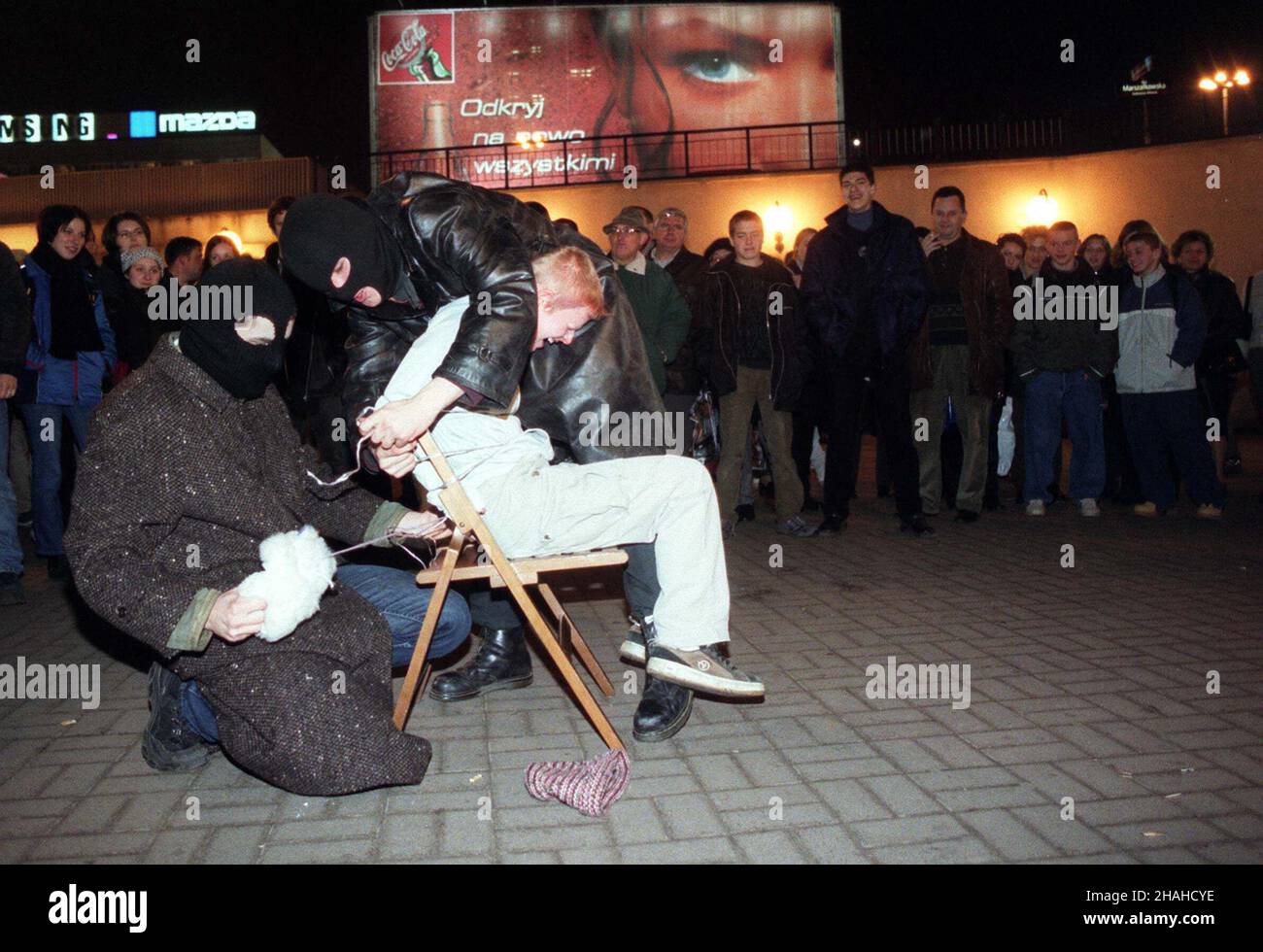 Warszawa, 20.11.2000. Z okazji. 11 rocznicy przyjêcia przez ONZ Konwencji Praw Dziecka, w ramach œwiatowej kampanii przeciwko stosowaniu tortur, mazowiecki oddzia³ Amnesty International zorganizowa³ happening przy stacji metra Centrum. N/z: inscenizacja porwania dziecka.  (kru) PAP/Tomasz Gzell       Warsaw, 20.11.2000. 11th anniversary of the adoption of the Convention on the Rights of the Child (CRC) by the United Nations General Assembly. Pictured: Amnesty International's member performance in Warsaw.   (kru) PAP/Tomasz Gzell Stock Photo