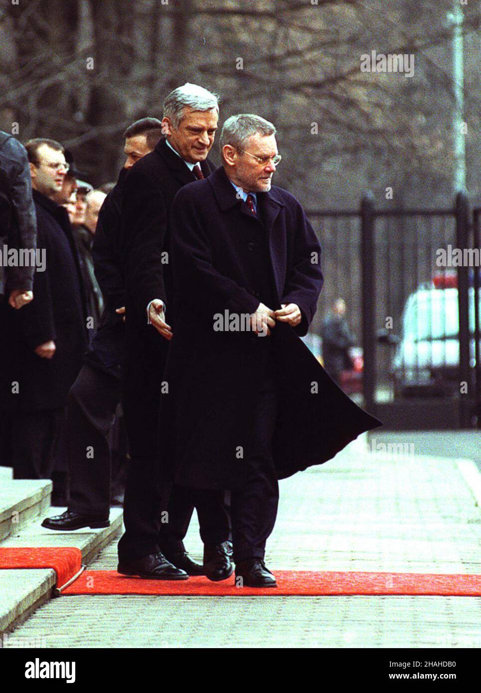 Warszawa, 12.02.2001. Premier Chorwacji Ivica Racan z oficjaln¹ wizyt¹ w Polsce. Nz. premier Polski Jerzy Buzek (2P) i premier Chorwacji Ivica Radan (P) podczas uroczystego powitania na dziedziñcu KPRM w Warszawie. (kru) PAP/Jacek Turczyk     Warsaw, 12.02.2001. Croatian Prime Minister Ivica Racan started an official two-day visit to Poland. Pictured: Polish , Prime Minister Jerzy Buzek (2R) and croatian Prime Minister Ivica Racan (R) during a welcoming ceremony in Warsaw. (kru) PAP/Jacek Turczyk Stock Photo