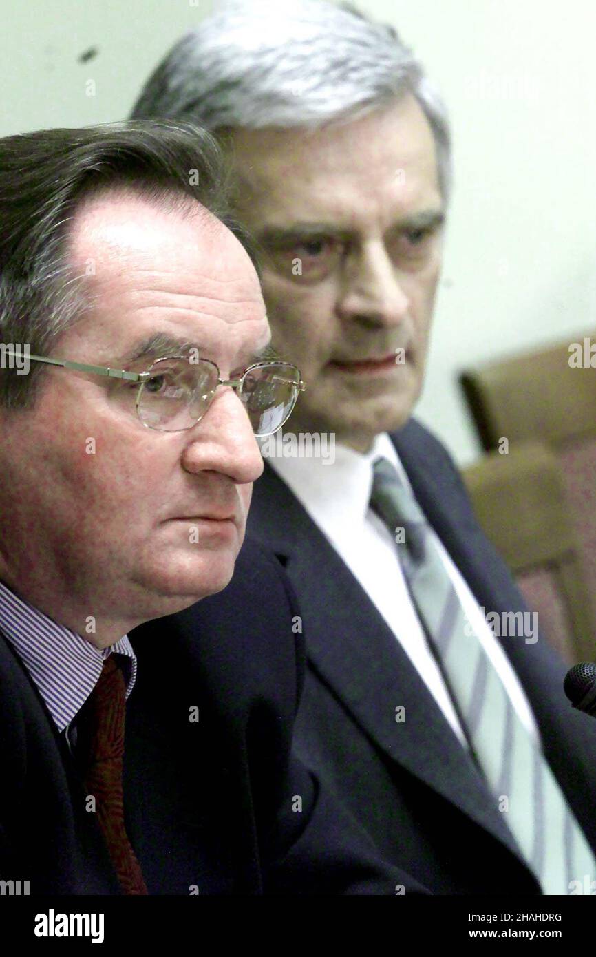 Warszawa, 24.05.2001. Posiedzenie Prezydium Komisji Integracji Europejskiej w Warszawie. Premier Jerzy Buzek (P) poinformowa³, ¿e szef UKIE Jacek Saryusz-Wolski (L) pozostaje na stanowisku. (kru) PAP/Przemek Wierzchowski       Warsaw, 24.05.2001.  Committee for European Integration meeting in Sejm. Prime minister Jerzy Buzek (R) declared he will not dismiss Jacek Saryusz-Wolski (L) from the post of minister, head of the Office of the Committee of European Integration (UKIE).   (kru) PAP/Przemek Wierzchowski Stock Photo