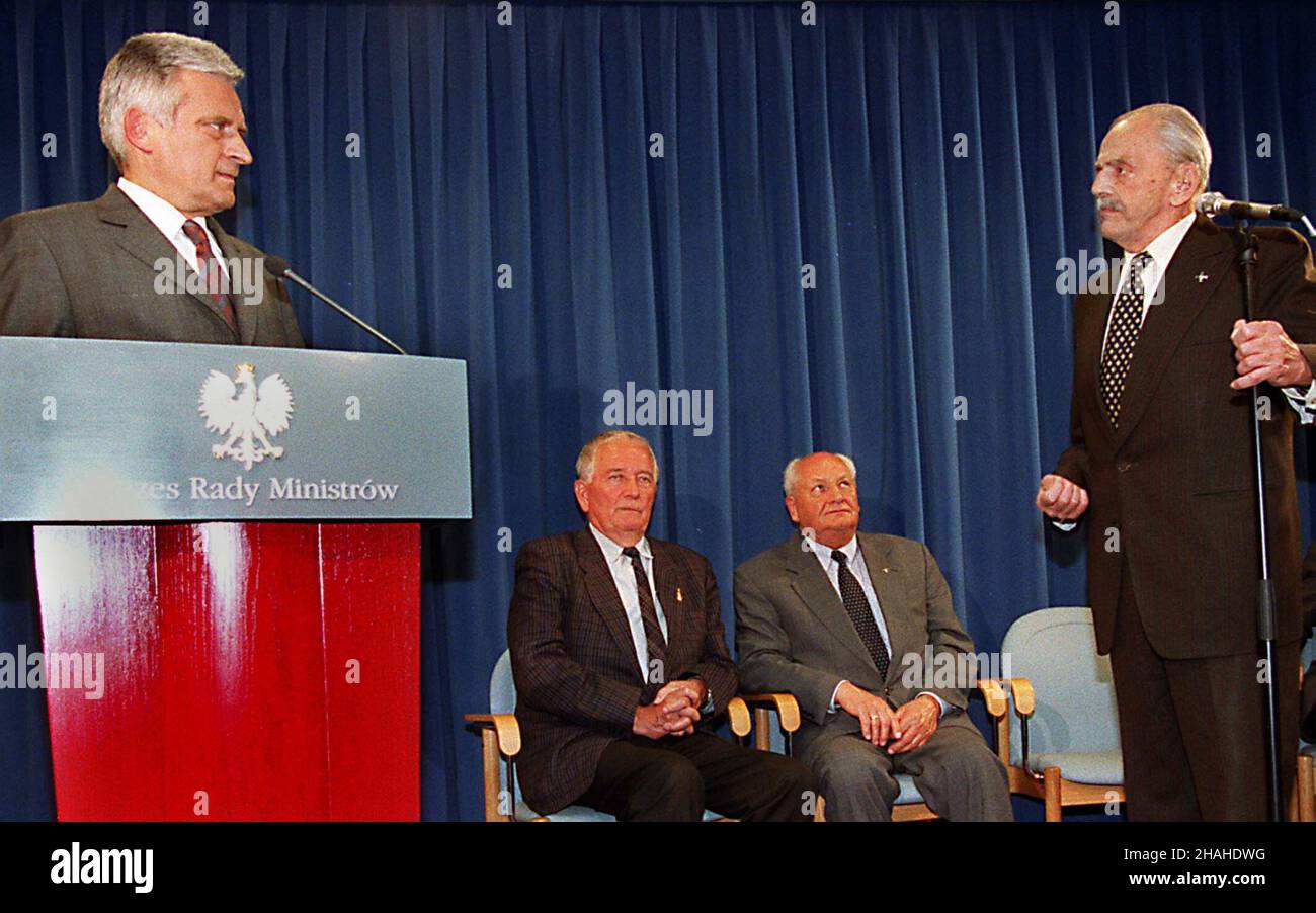 Warszawa, 30.05.2001. Od lewej: premier Jerzy Buzek, Karol Gaw³owski, Czes³aw Kulesza i Marian Nawrocki podczas spotkania w Kancelarii Premiera po decyzji Bundestagu w sprawie pokoju prawnego, która umo¿liwi wyp³atê odszkodowañ dla robotników przymusowych III Rzeszy. (mr) PAP/Radek Pietruszka     Warsaw, 30.05.2001. (L-R) PM Jerzy Buzek, Karol Gawlowski, Czeslaw Kulesza and Marian Nawrocki during the meetig in Warsaw, after the Budestag decision on legal peace that will allowe to pay compensation for forced labourers in Nazi Germany. (mr) PAP/Radek Pietruszka Stock Photo