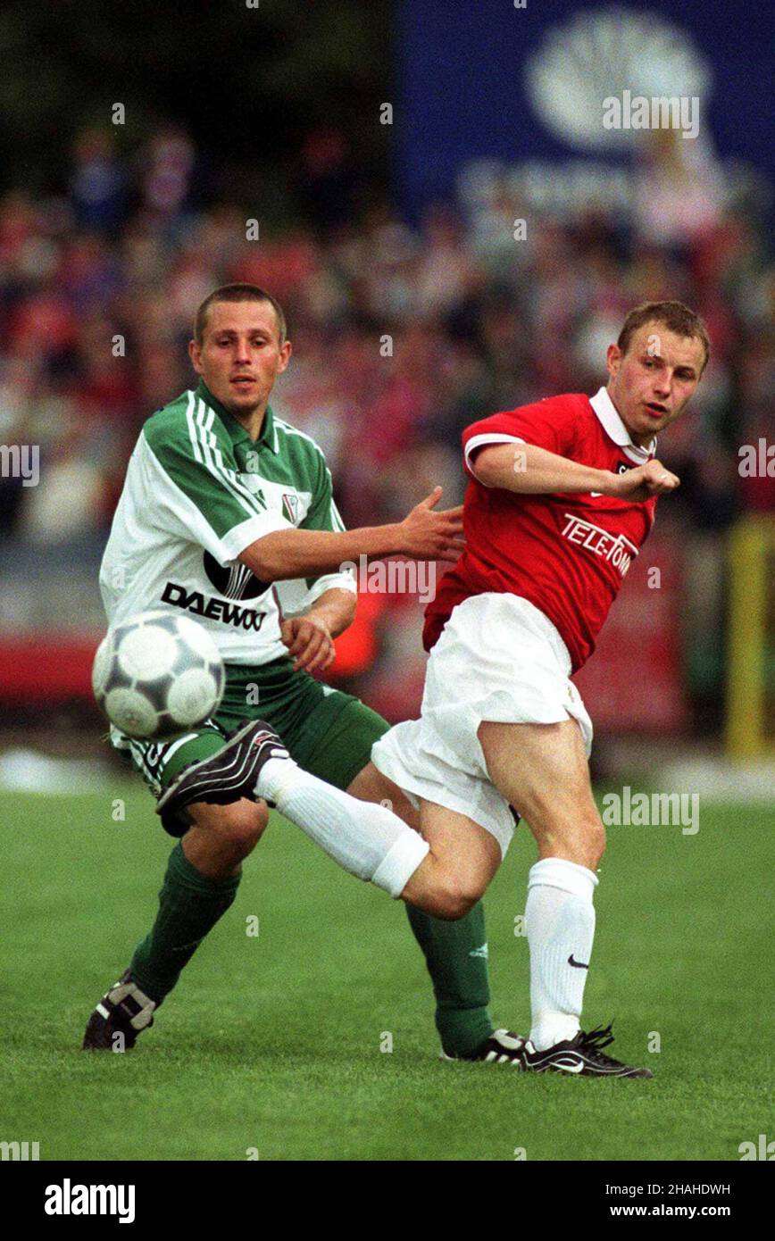 Warszawa, 09.06.2001. Zawodnik Legii Warszawa Rafa³ Siadaczka (L) walczy o pi³kê z Tomaszem Frankowskim (P) z Wis³y Kraków podczas meczu polskiej ekstraklasy pi³karskiej. Legia przegra³a 1:2.  (kru) PAP/Przemek Wierzchowski       Warsaw, 09.06.2001. Legia Warszawa vs. Wisla Krakow league match in Warsaw. Pictured: Rafal Siadaczka (L) from Legia and Tomasz Frankowski (R) from Wisla.   (kru) PAP/Przemek Wierzchowski Stock Photo