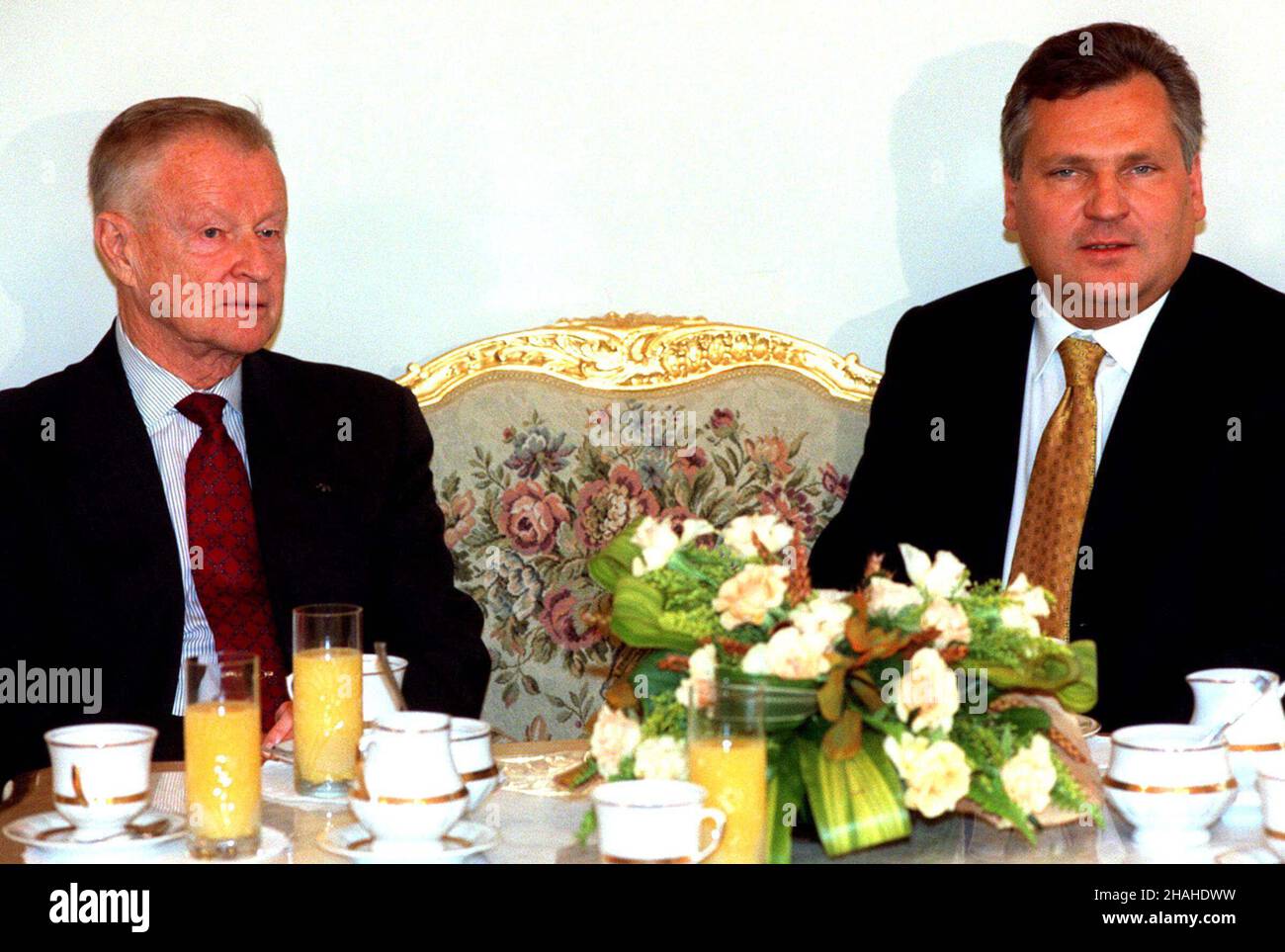 Warszawa, 30.05.2001. Prezydent Aleksander Kwaœniewski (P) przyj¹³ dziœ w Pa³acu Prezydenckim prof. Zbigniewa Brzeziñskiego (L).  (kru) PAP/Przemek Wierzchowski      Warsaw, 30.05.2001. President Aleksander Kwasniewski (R) and professor Zbigniew Brzezinski (L) during a meeting in Presidential Palce, Warsaw.  (kru) PAP/Przemek Wierzchowski Stock Photo