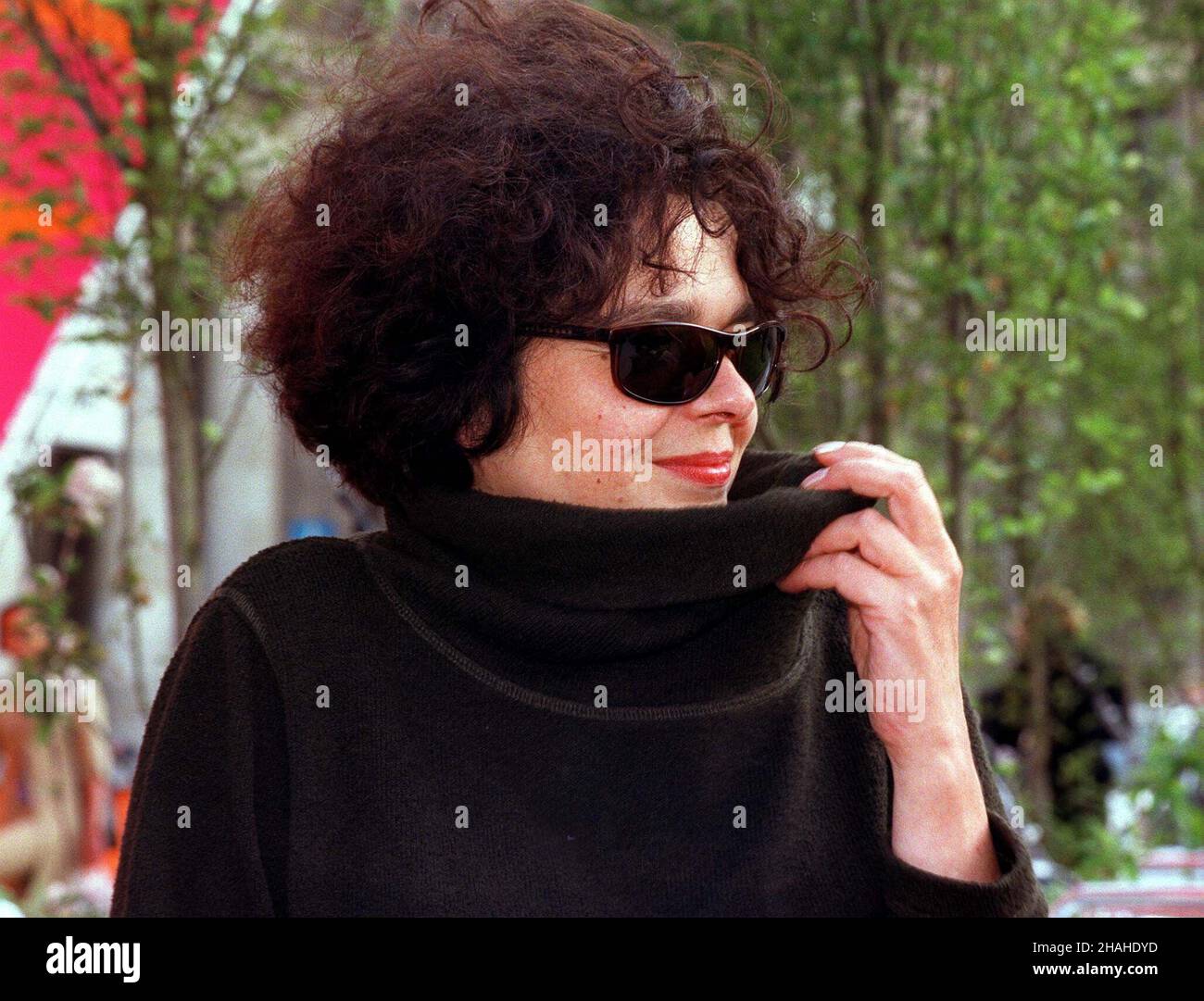 Warszawa, 25.06.2001. Pisarka Katarzyna Grochola podpisywa³a w Warszawie swoj¹ powieœæ 'Nigdy w ¿yciu'. (kru) PAP/Jacek Turczyk     Warsaw, 25.06.2001. Polish writer Katarzyna Grochola during a meeting with her fans, in Warsaw. (kru) PAP/Jacek Turczyk Stock Photo